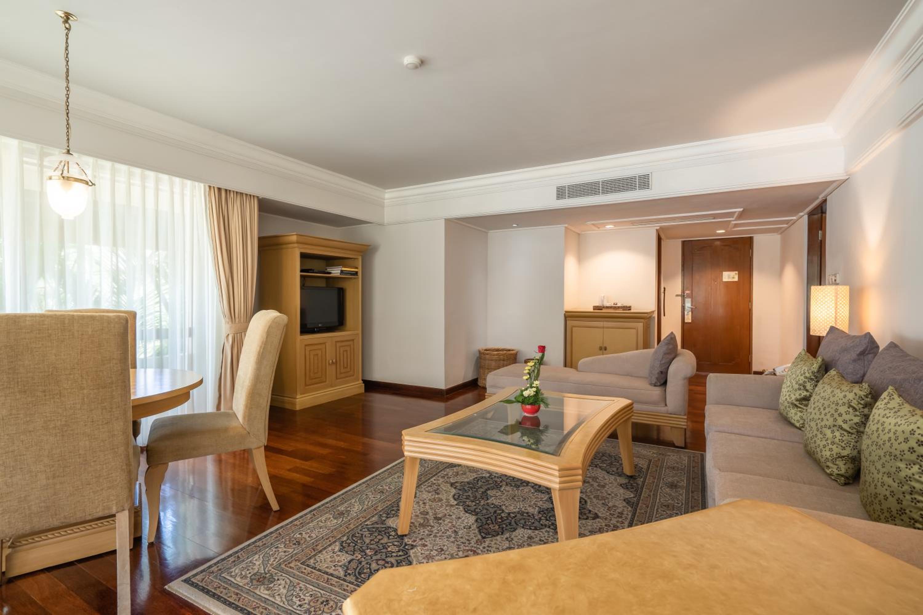 Deluxe Suite with Free Return Airport Transfers and One-Time Afternoon Tea - Photo 10
