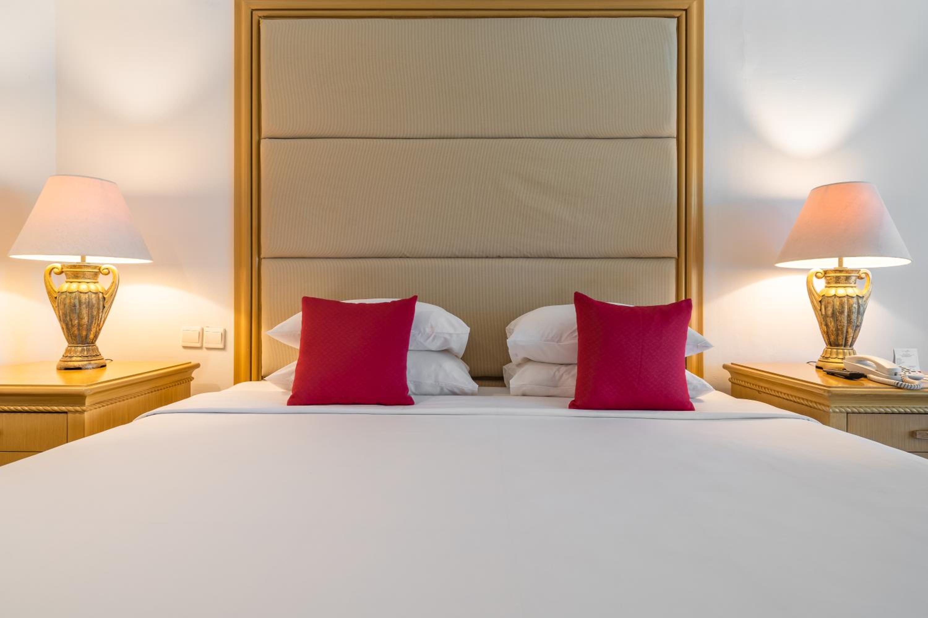 Deluxe Suite with Free Return Airport Transfers and One-Time Afternoon Tea - Photo 7