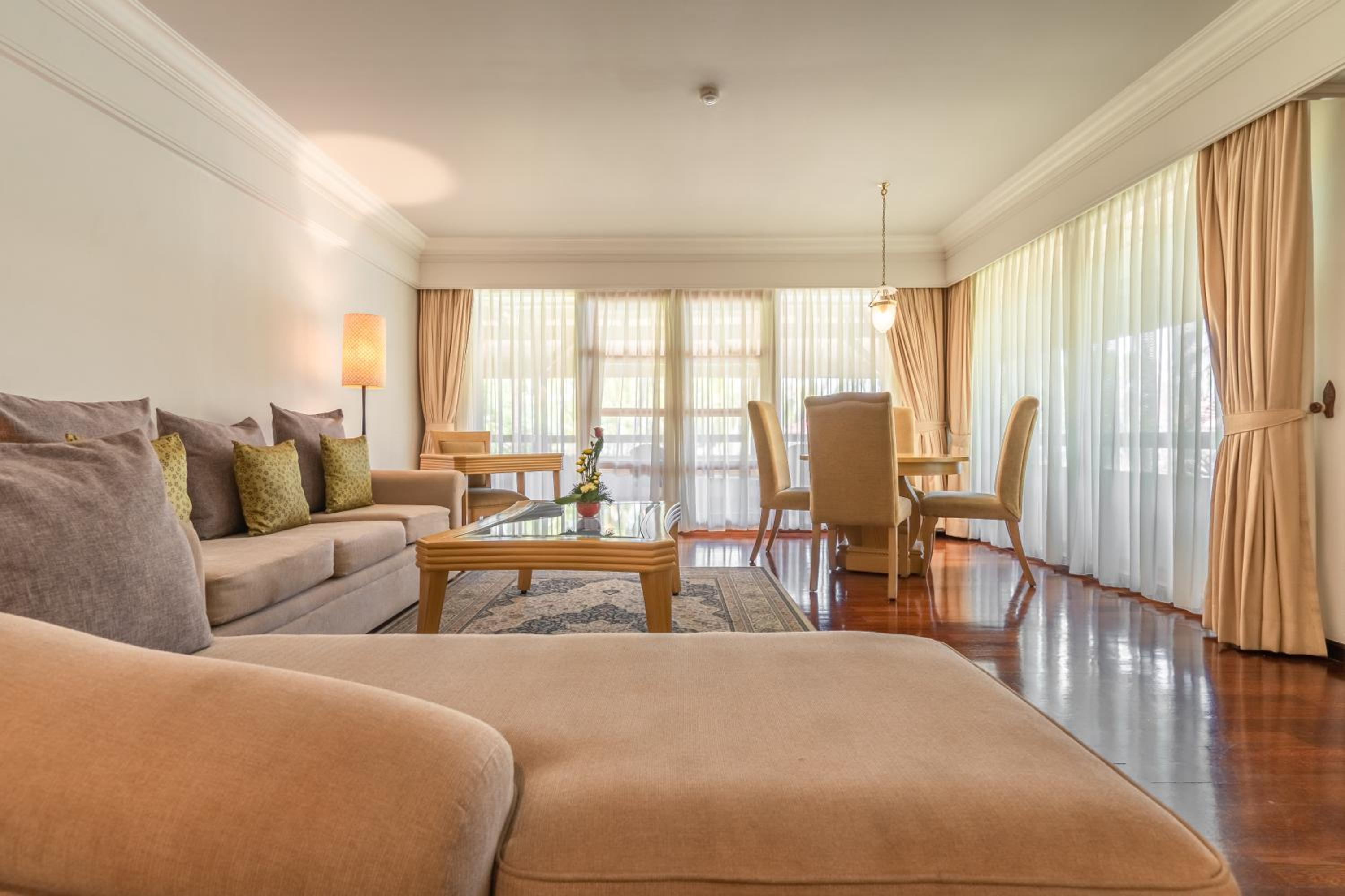 Deluxe Suite with Free Return Airport Transfers and One-Time Afternoon Tea - Photo 5