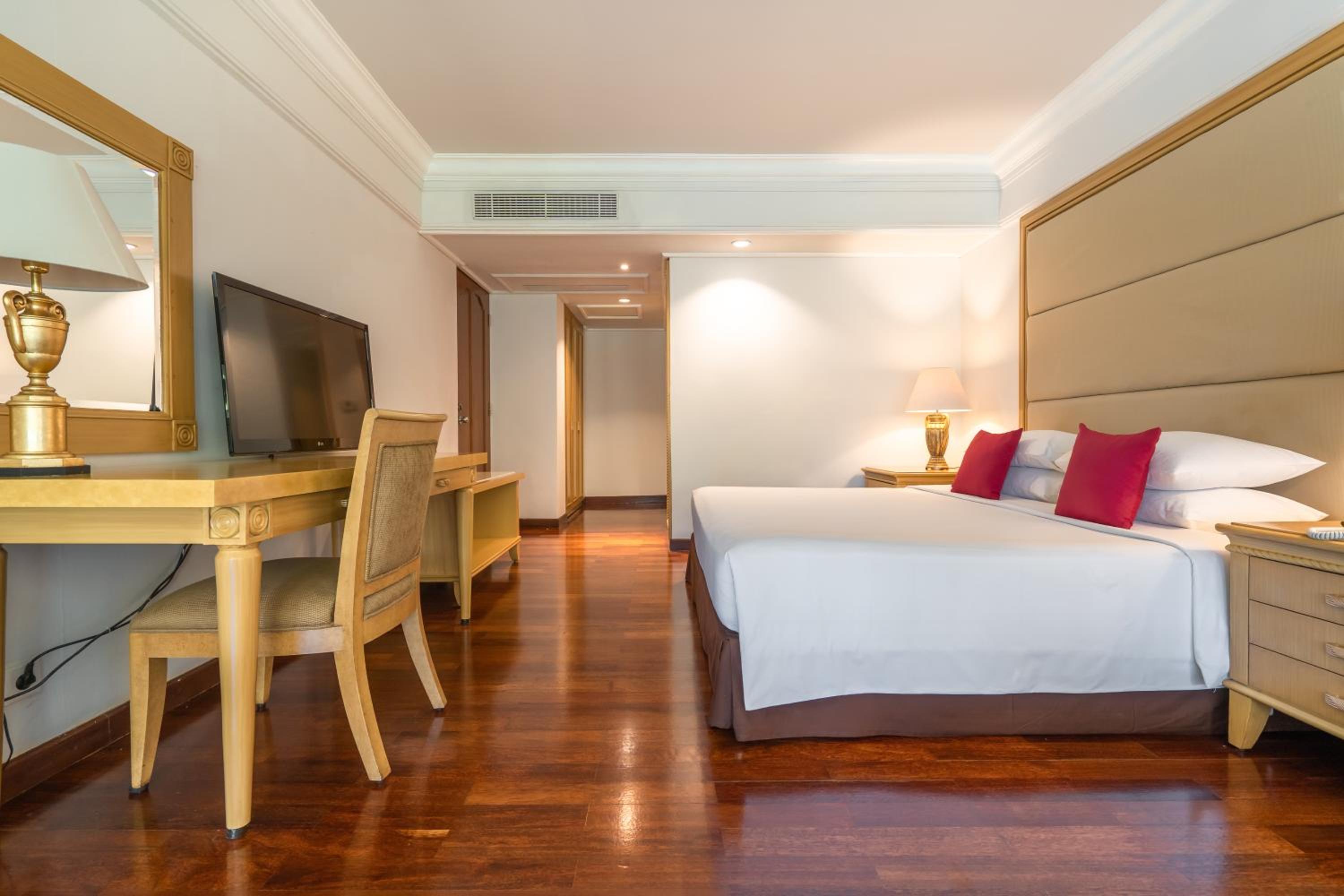 Deluxe Suite with Free Return Airport Transfers and One-Time Afternoon Tea - Photo 6