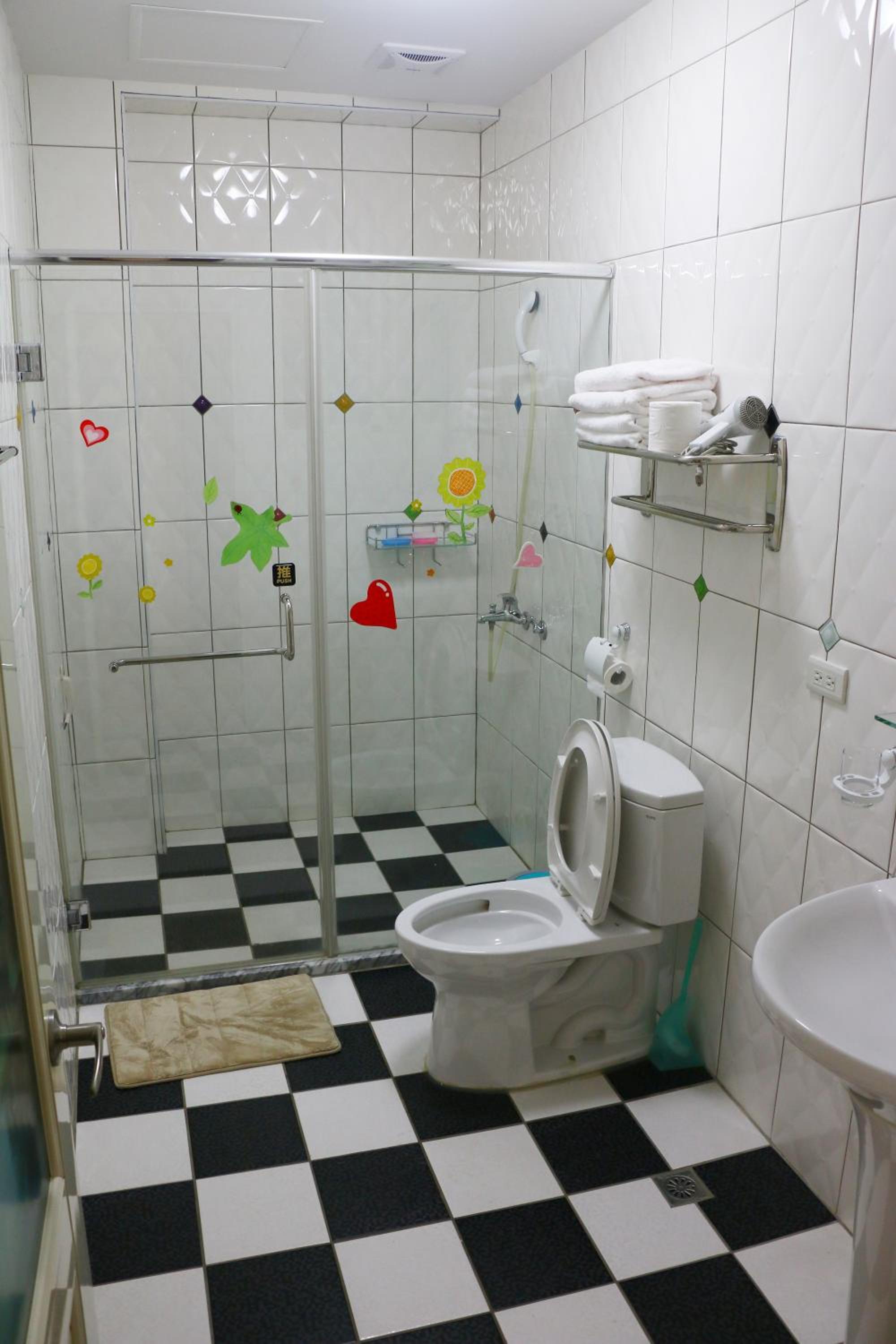 Quadruple Room with Private Bathroom photo 3