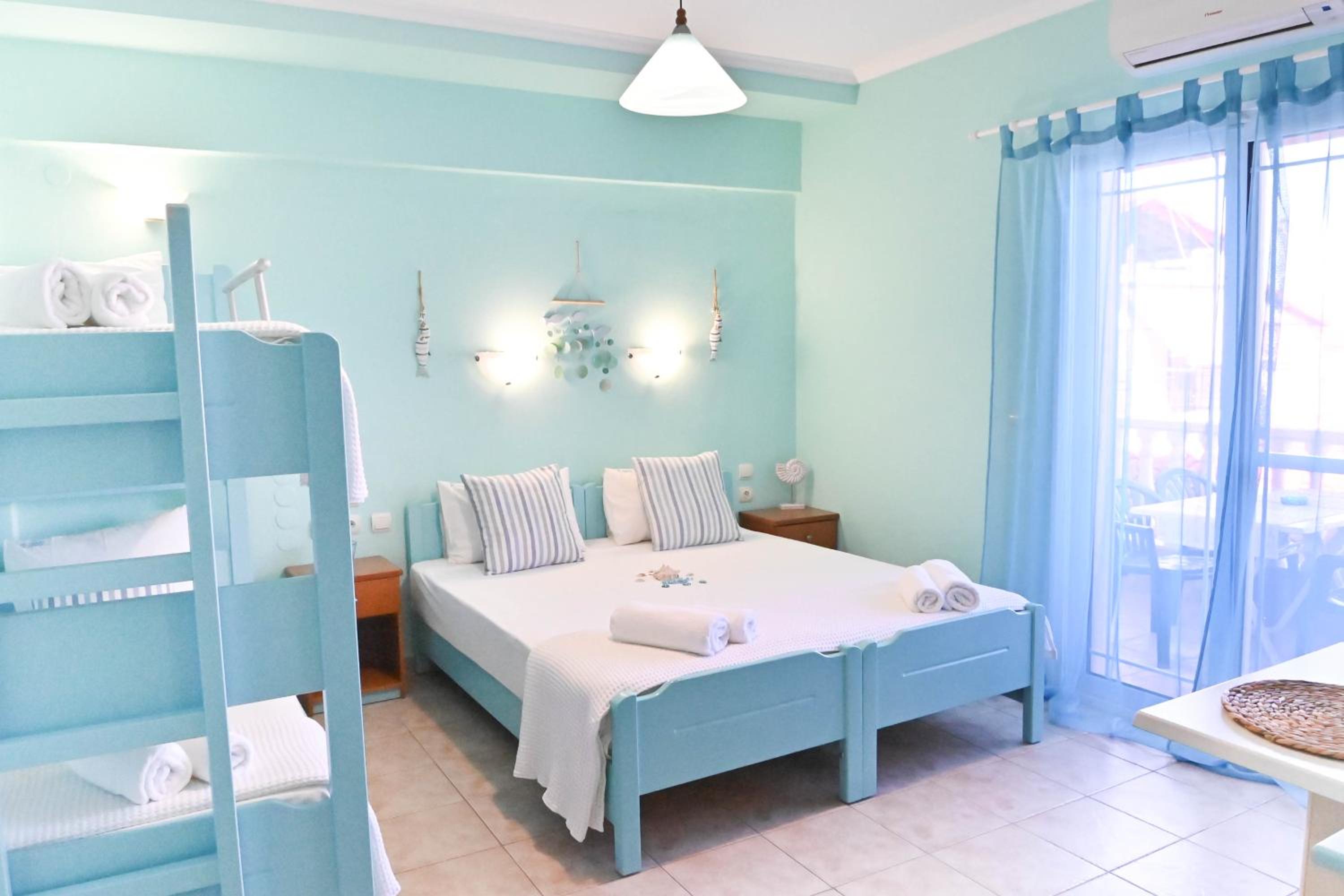 Quadruple Room with Terrace