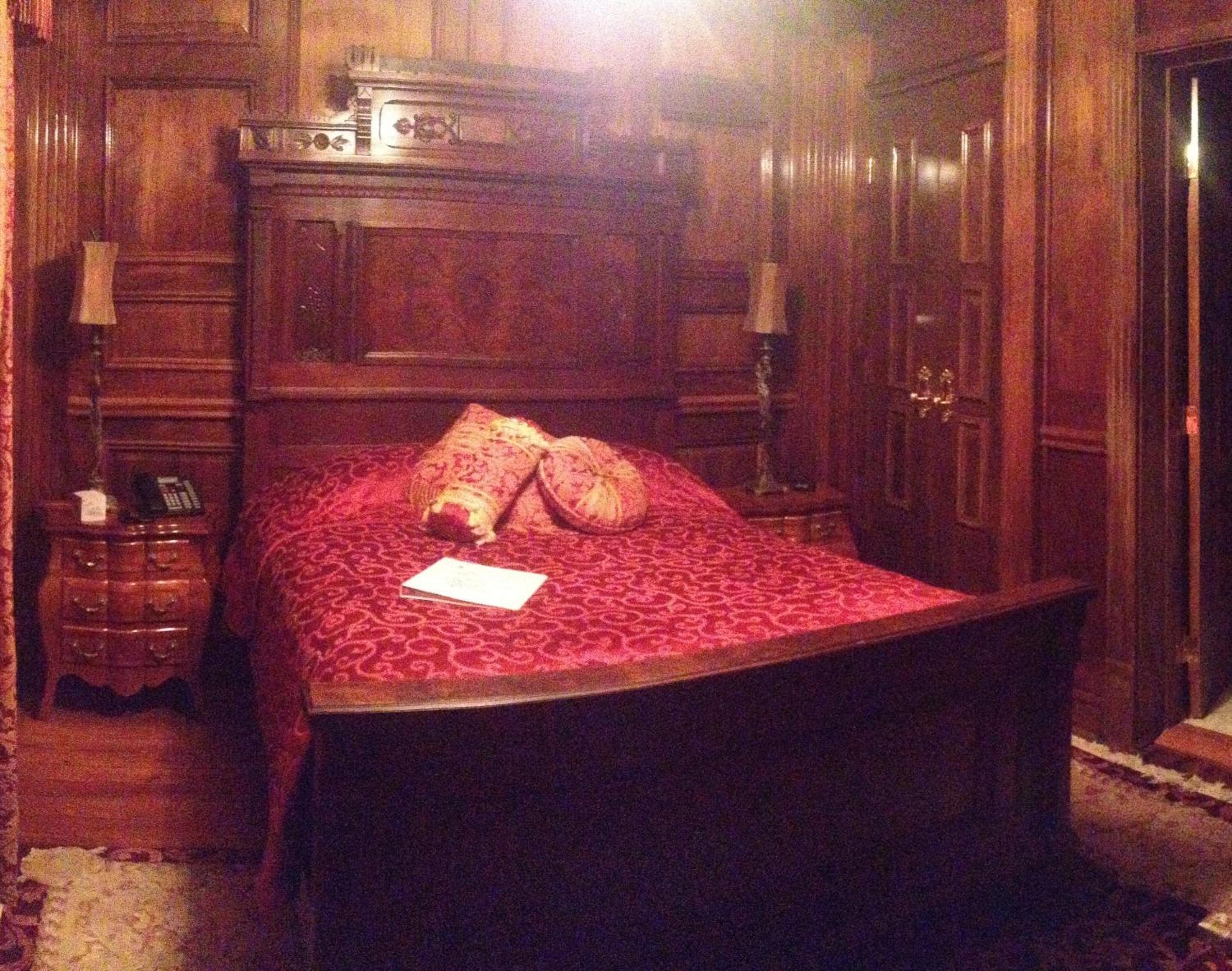 Deluxe Double Room with Shower Unit 2