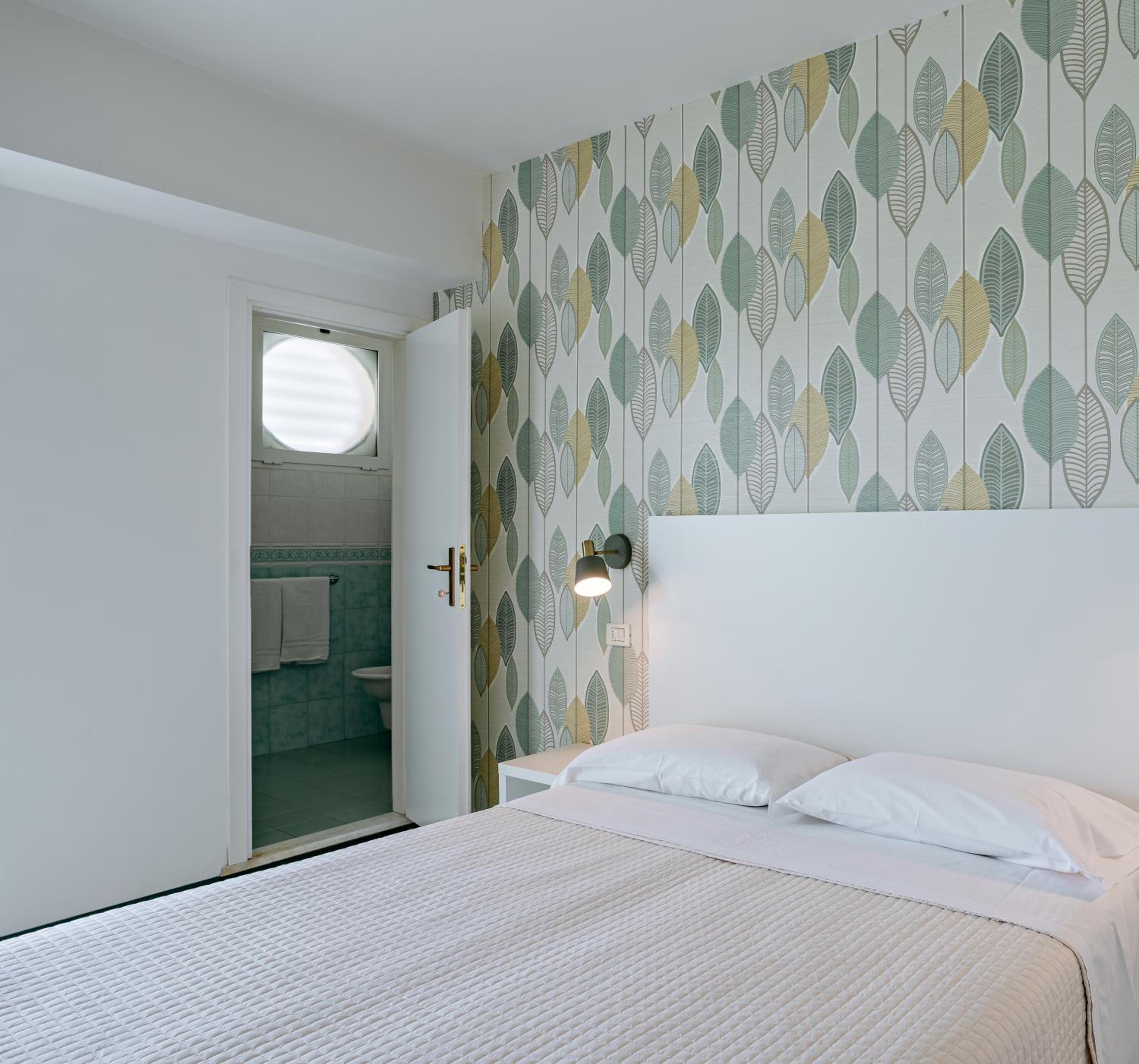 Double Room with Pool View - Photo 2