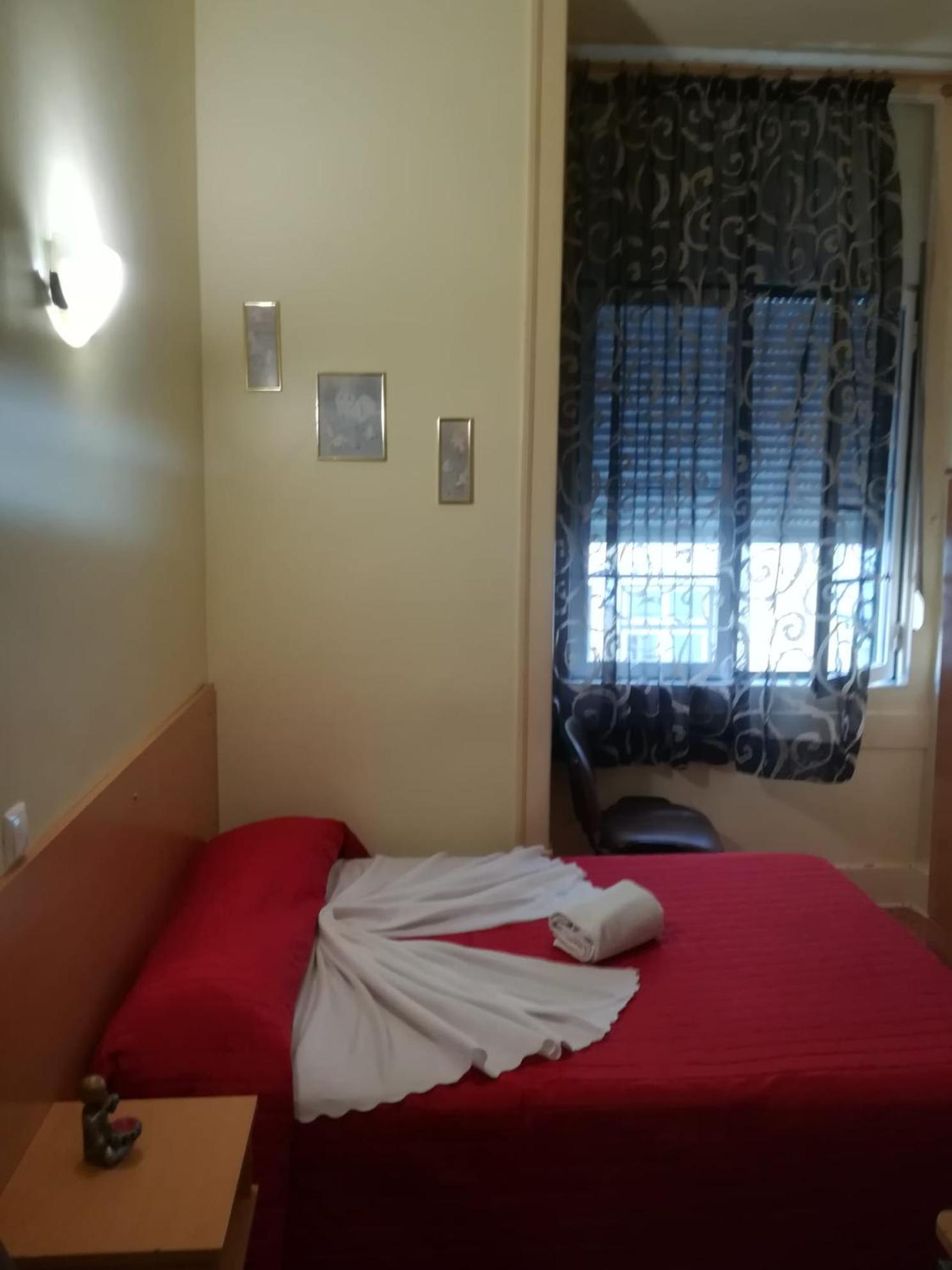 Budget Double Room - Photo 10