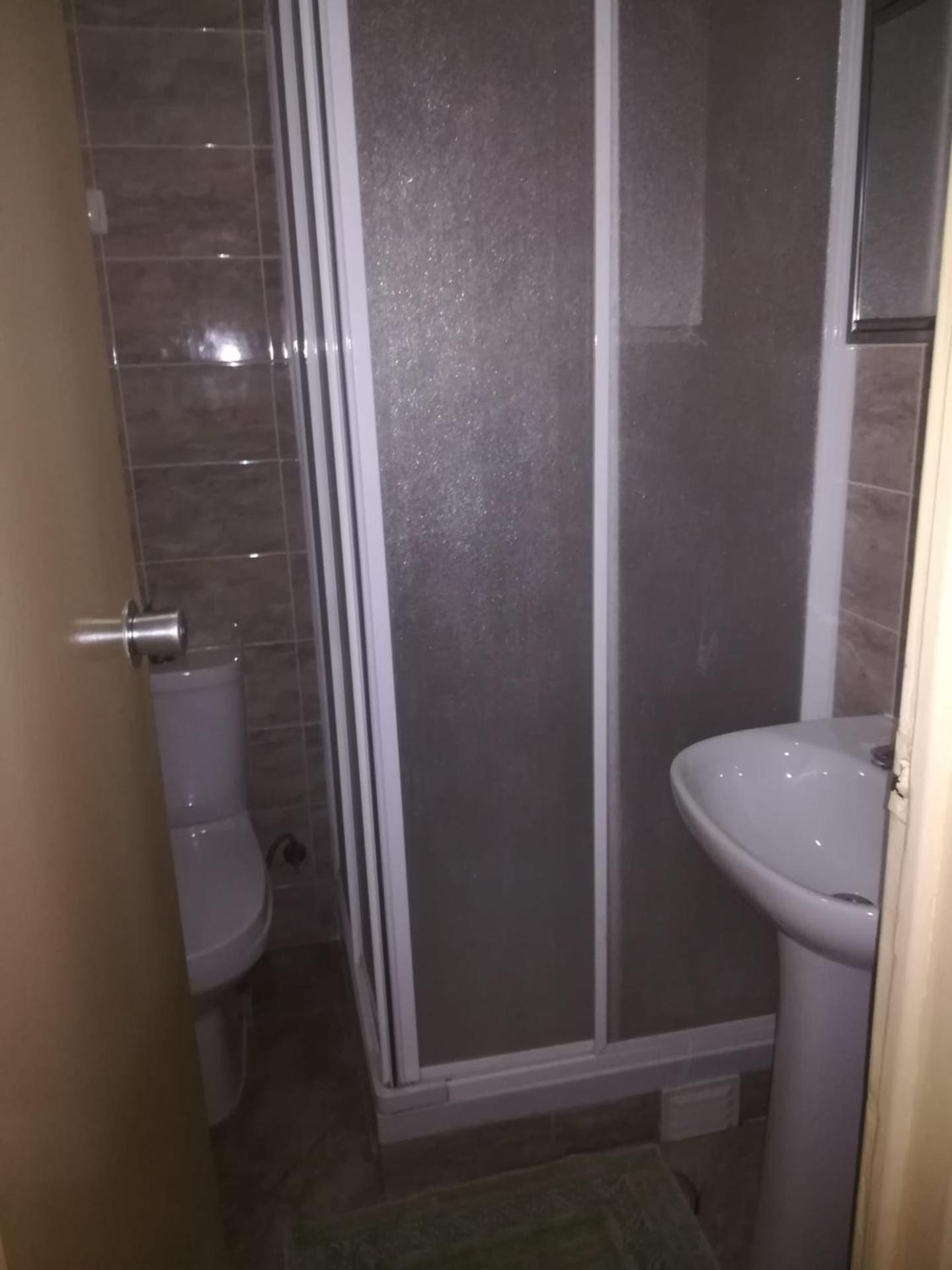 Double Room with Private Bathroom - Photo 6