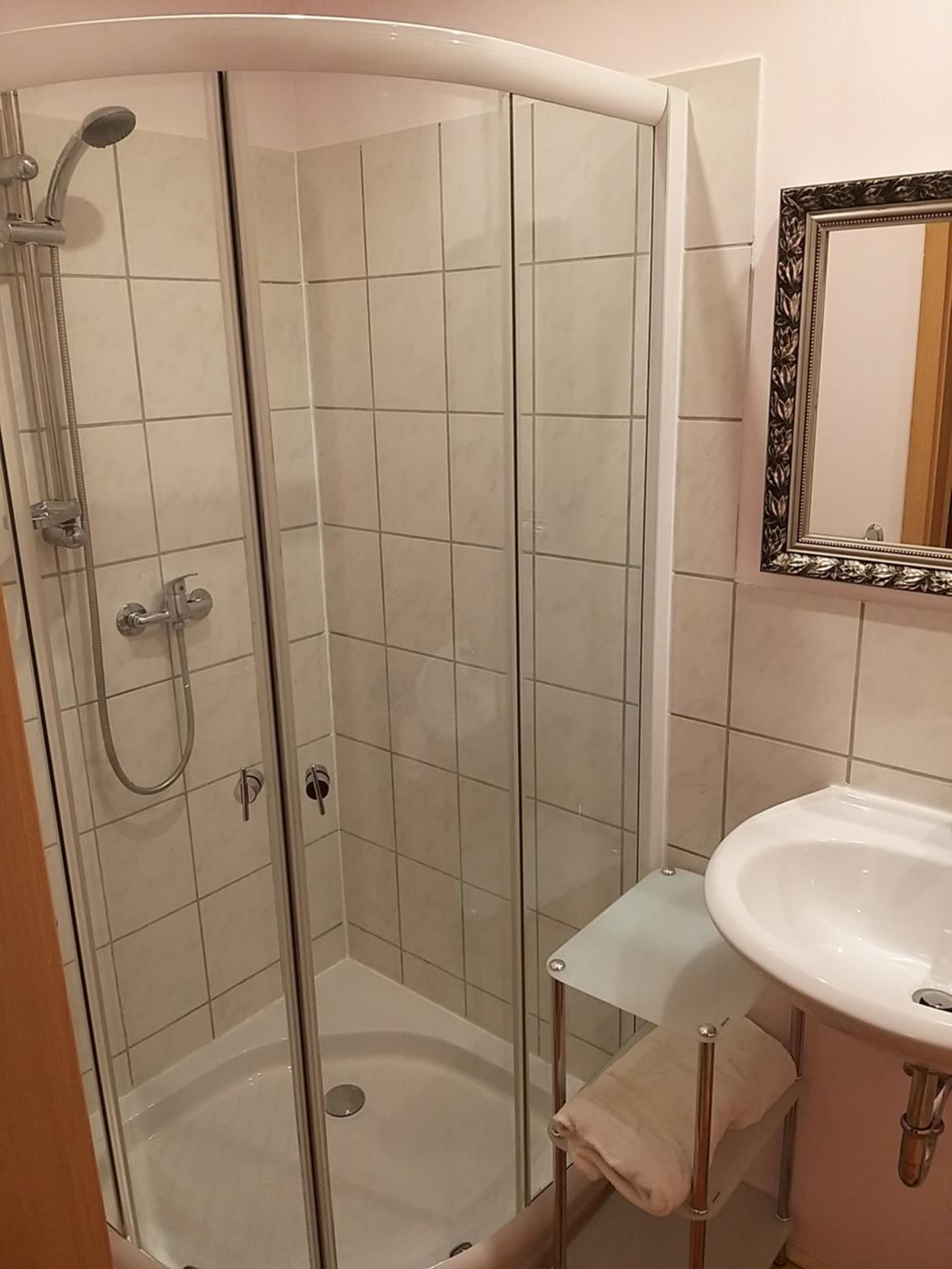 One-Bedroom Apartment - Photo 2