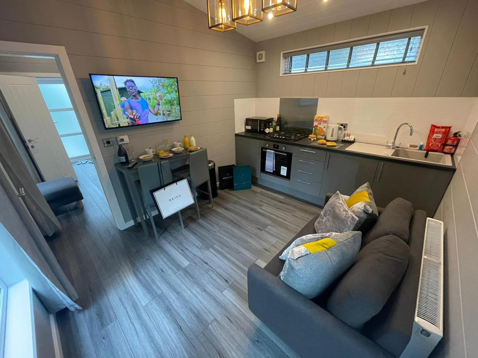 One-Bedroom House - Photo 12