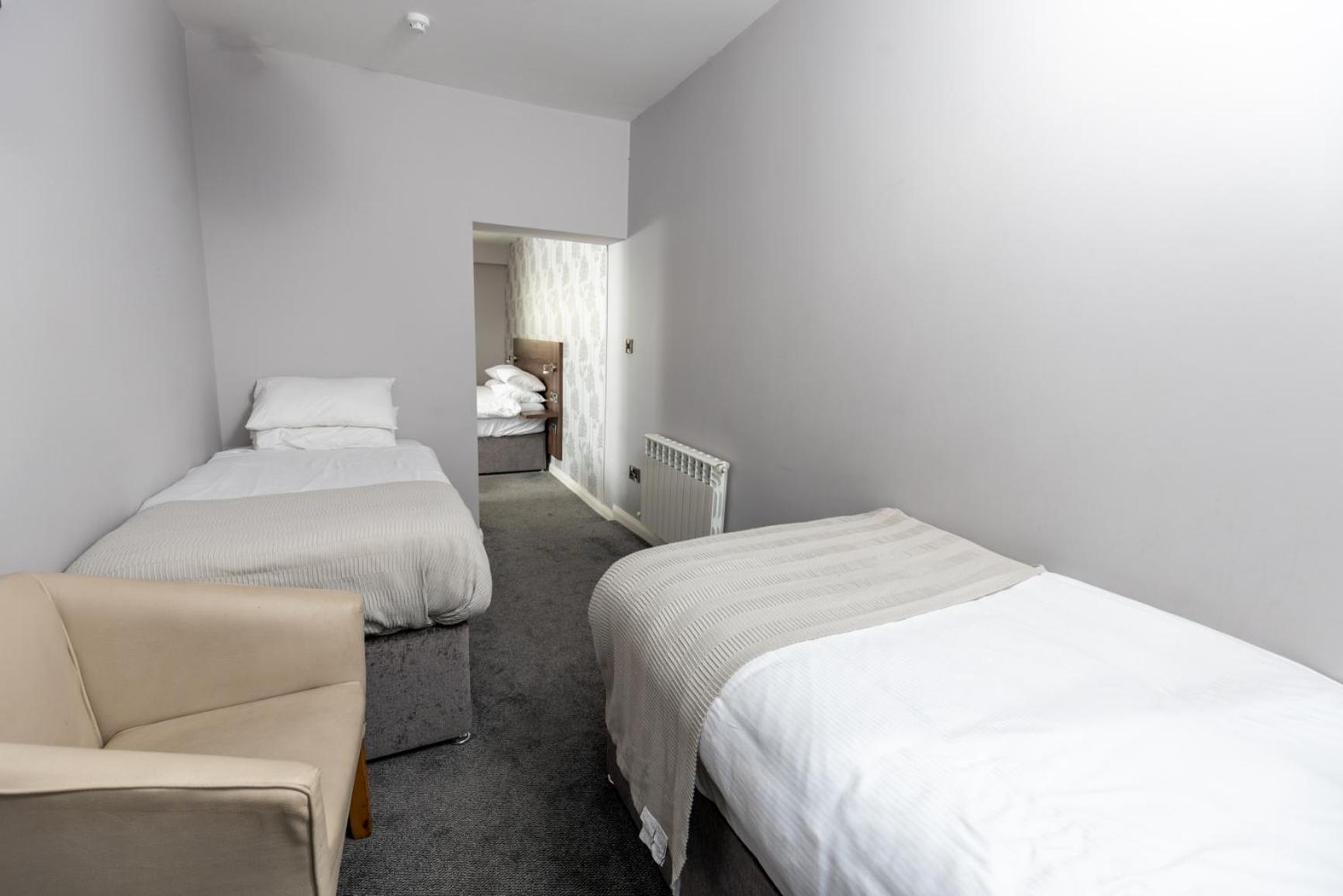 Twin Room - Photo 5