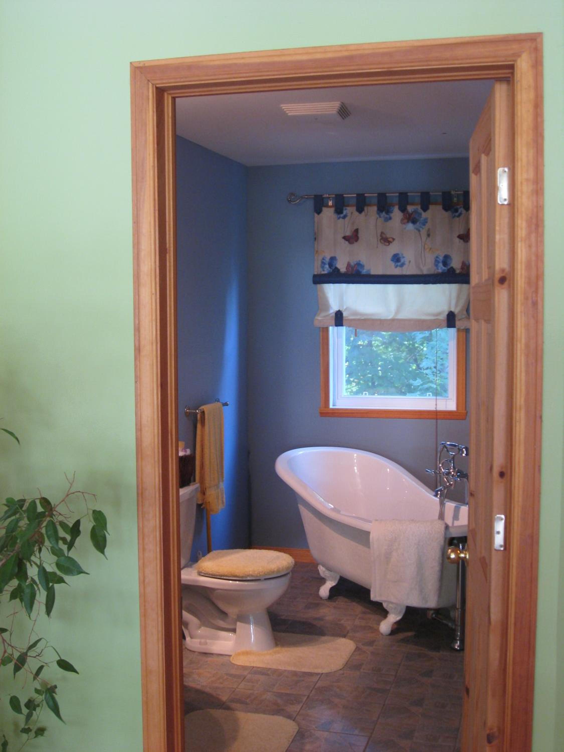 Queen Room with Shared Bathroom