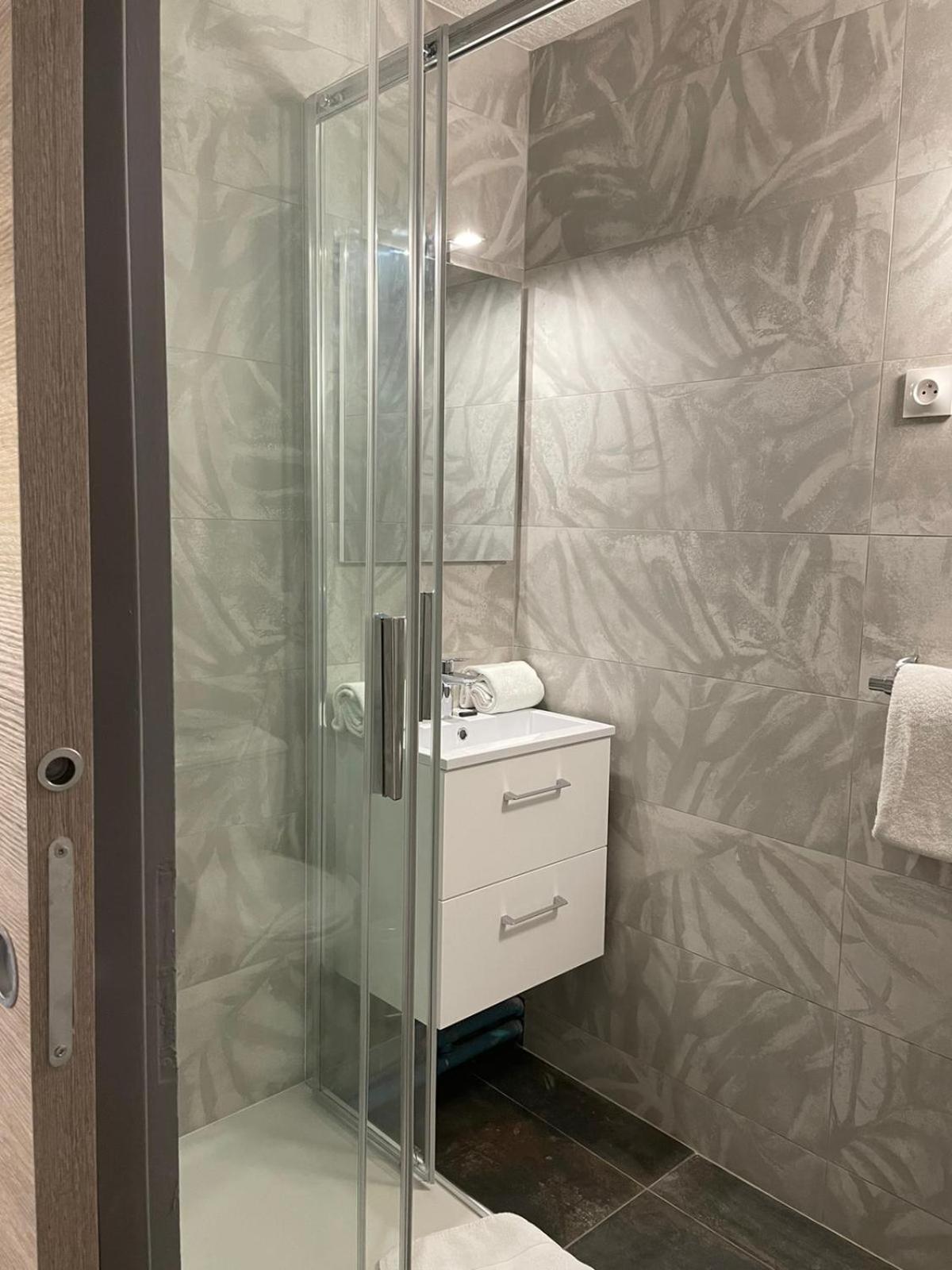 Triple Room with Private Bathroom - Photo 15