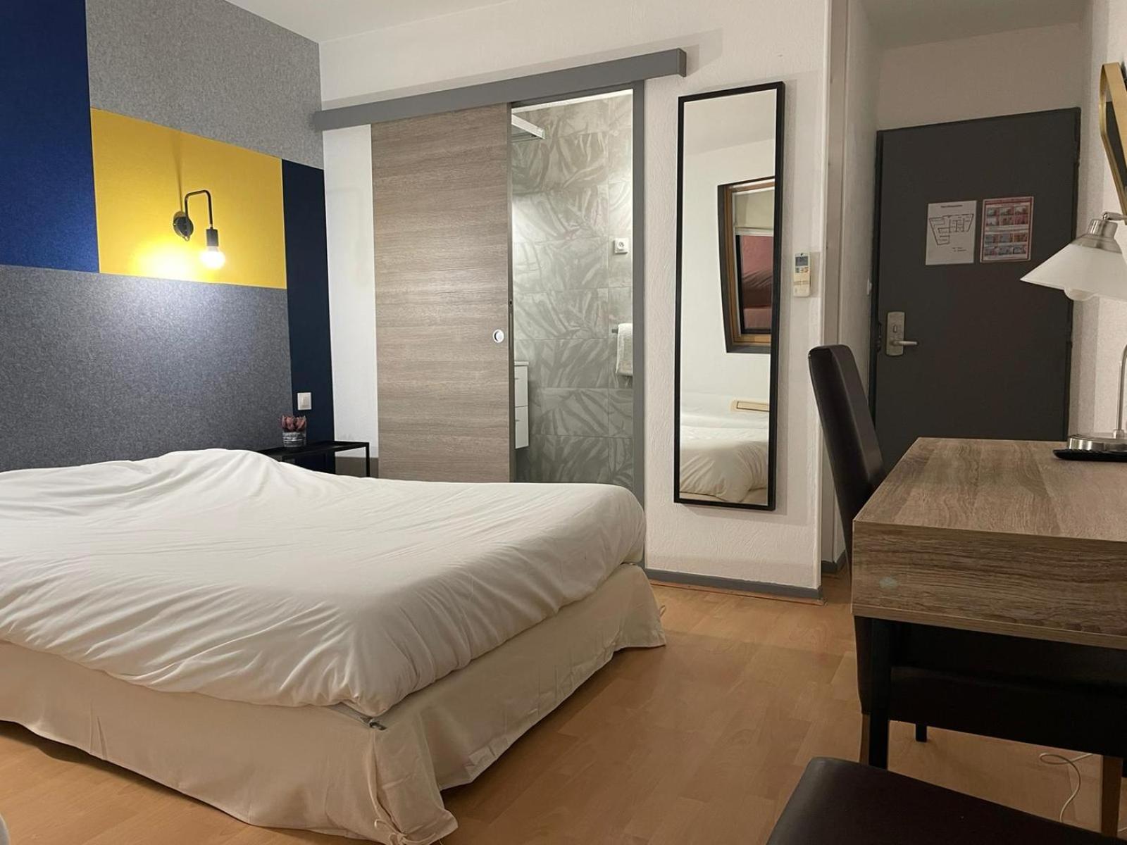 Triple Room with Private Bathroom - Photo 10