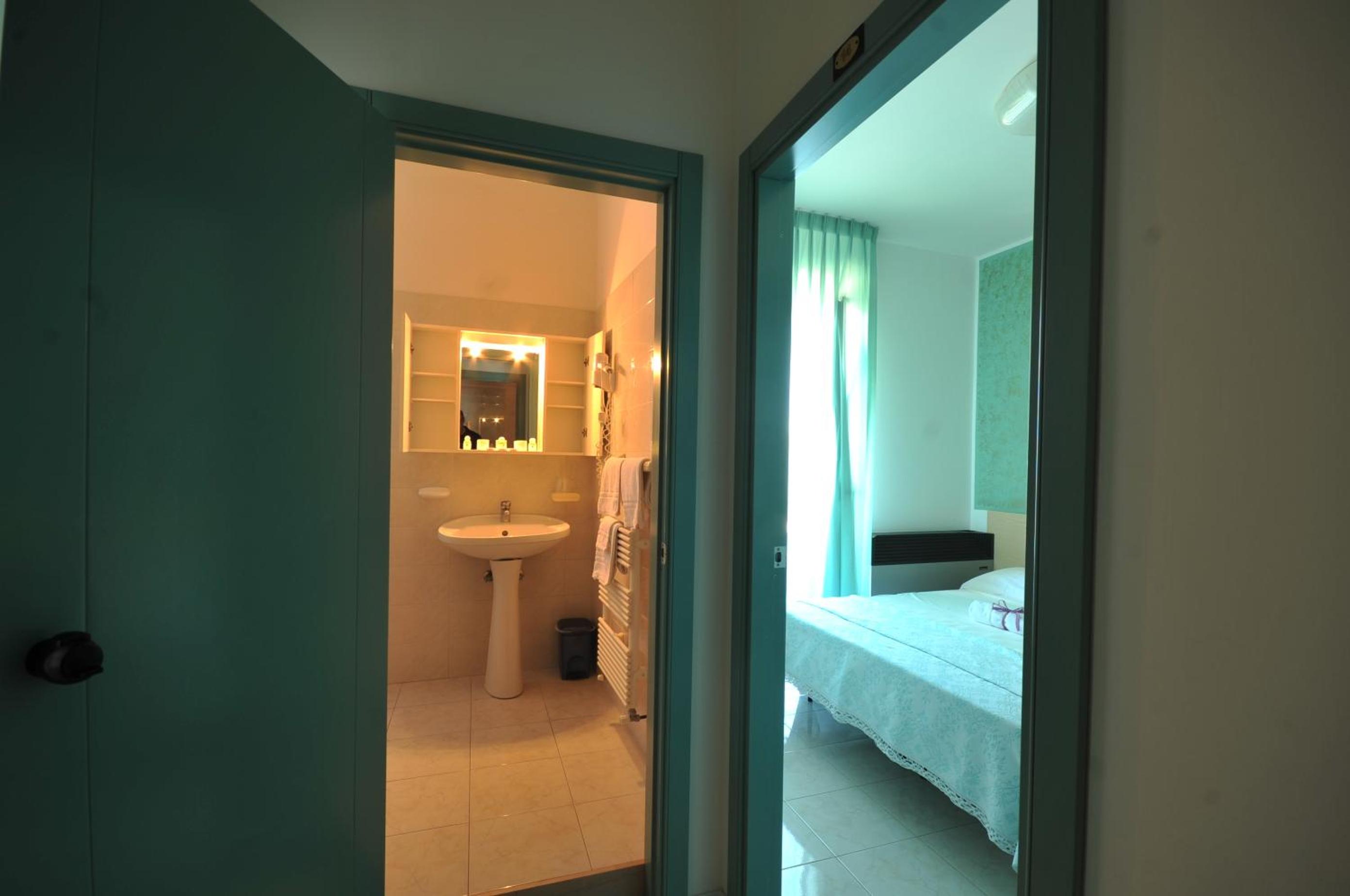Twin Room - Photo 1