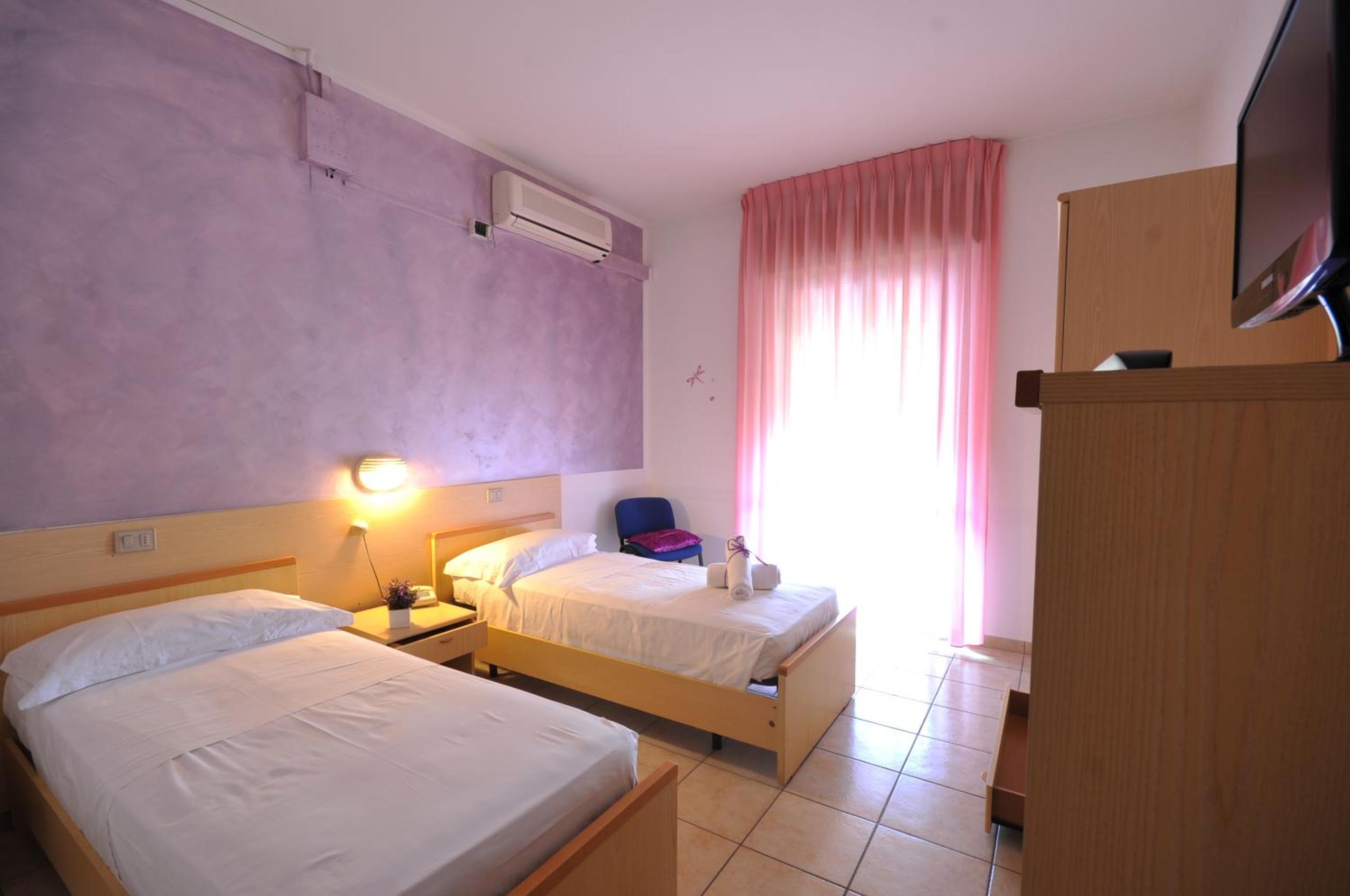 Twin Room - Photo 12