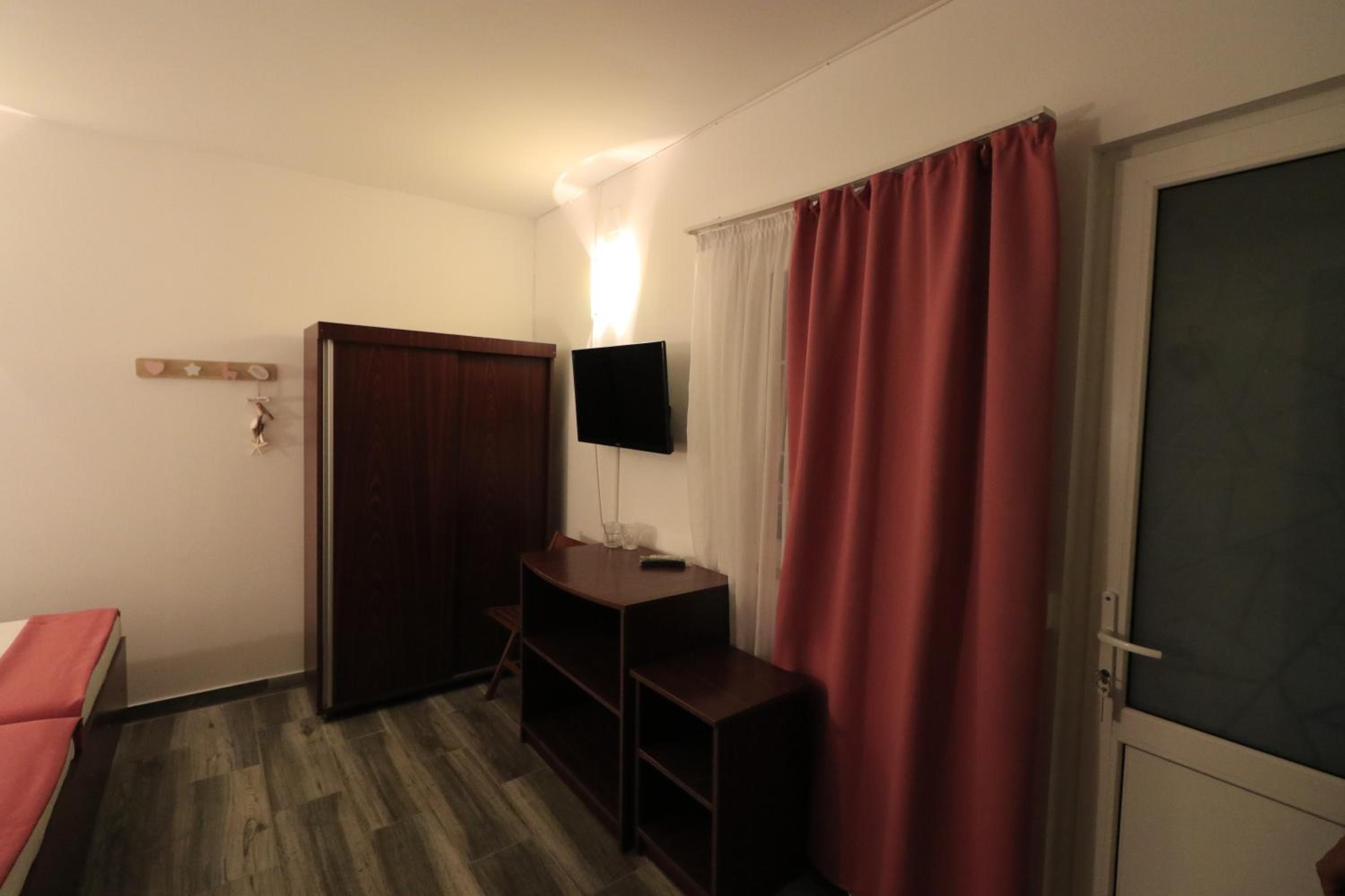 Twin Room - Photo 6