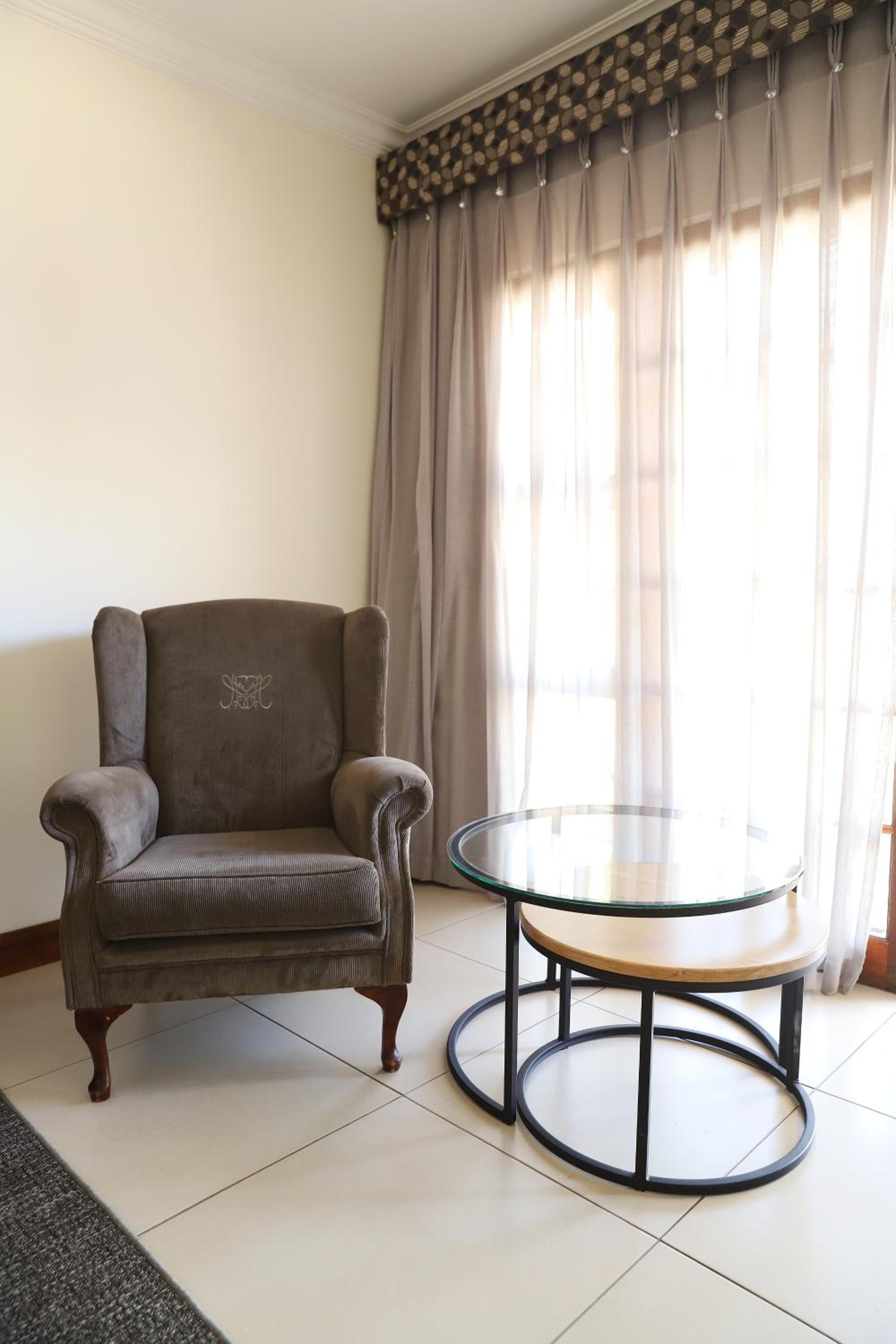 Luxury Family Room - Photo 4