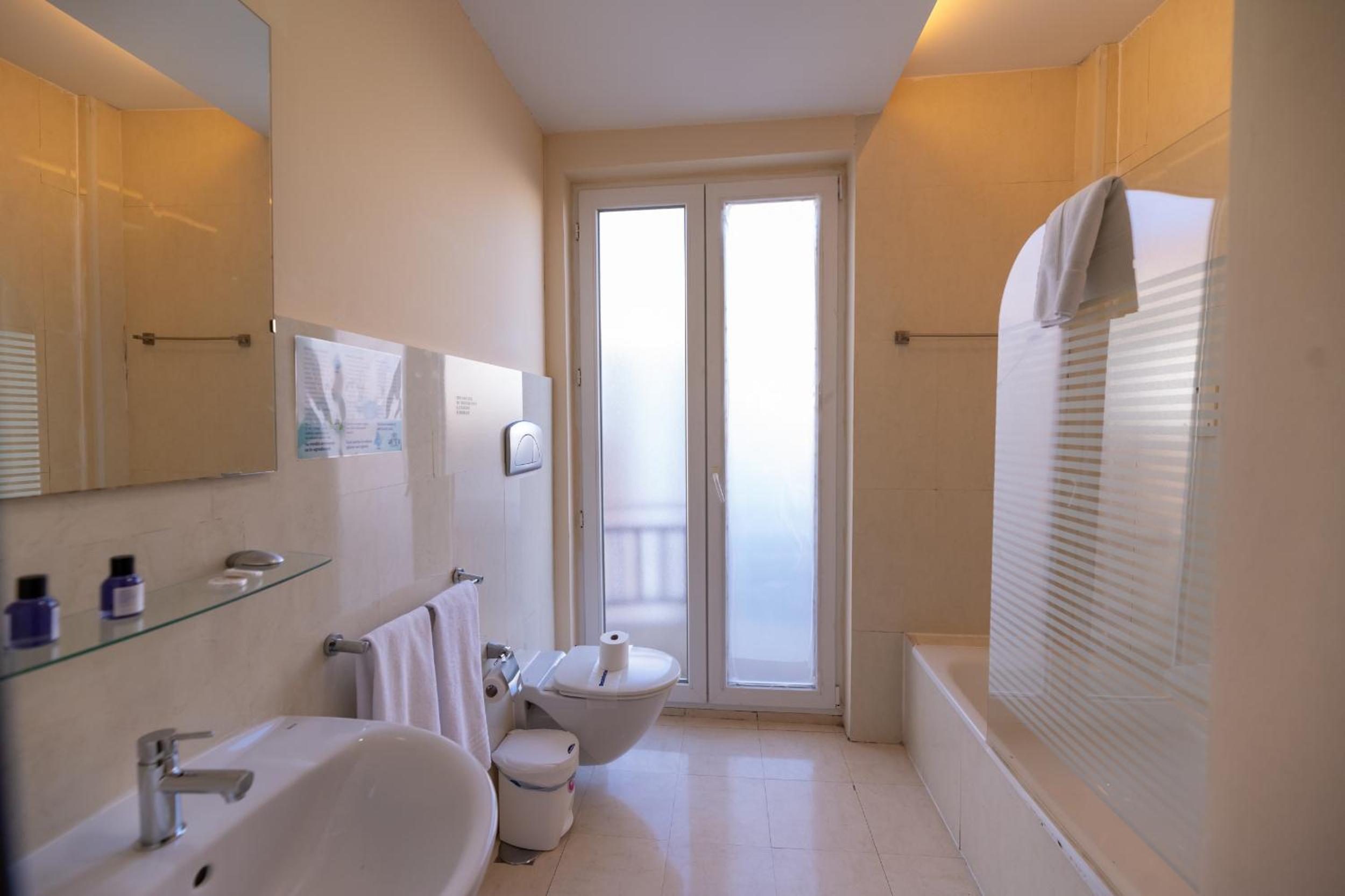 Standard Double or Twin Room - Photo 8
