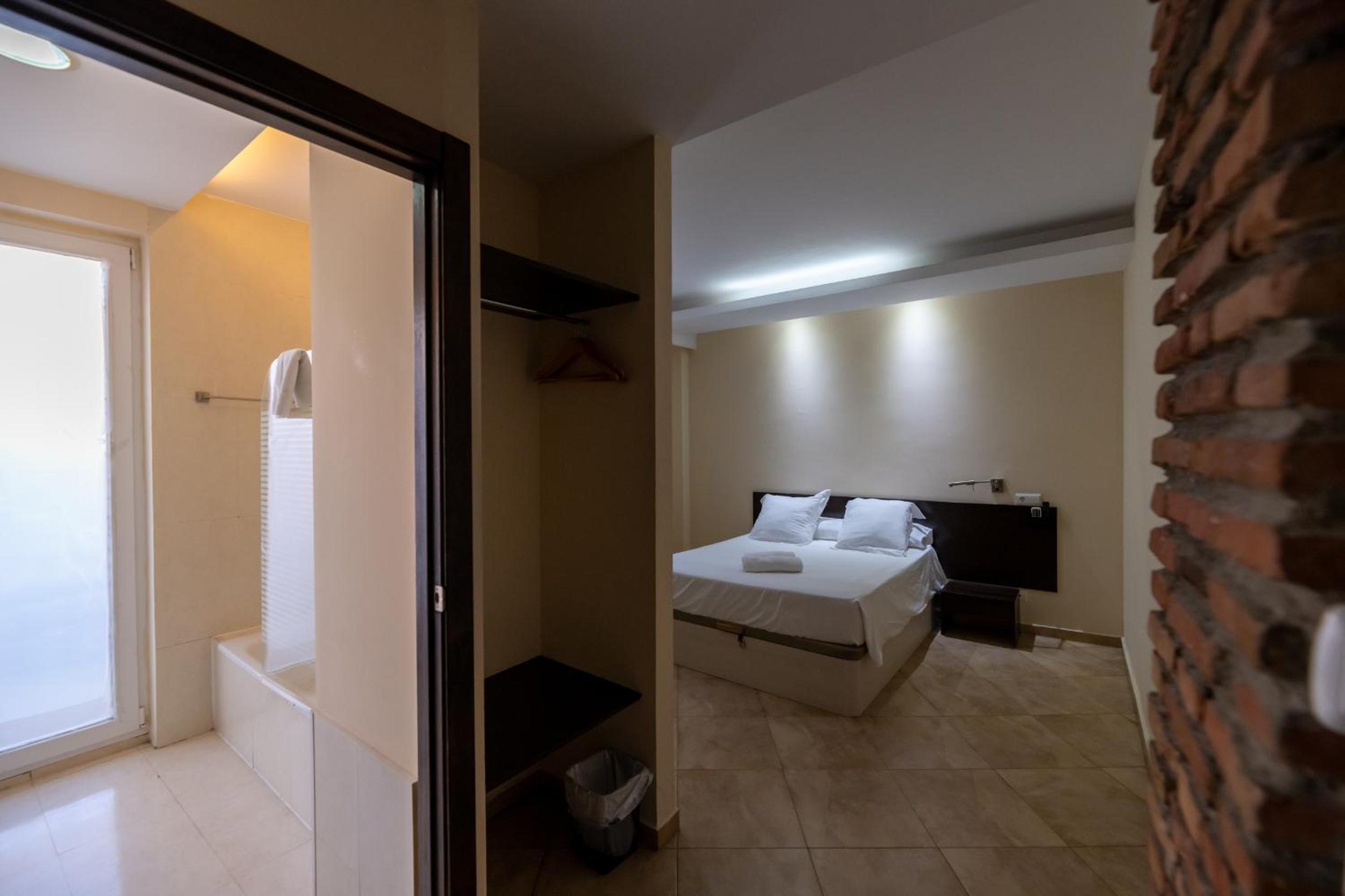Standard Double or Twin Room - Photo 38