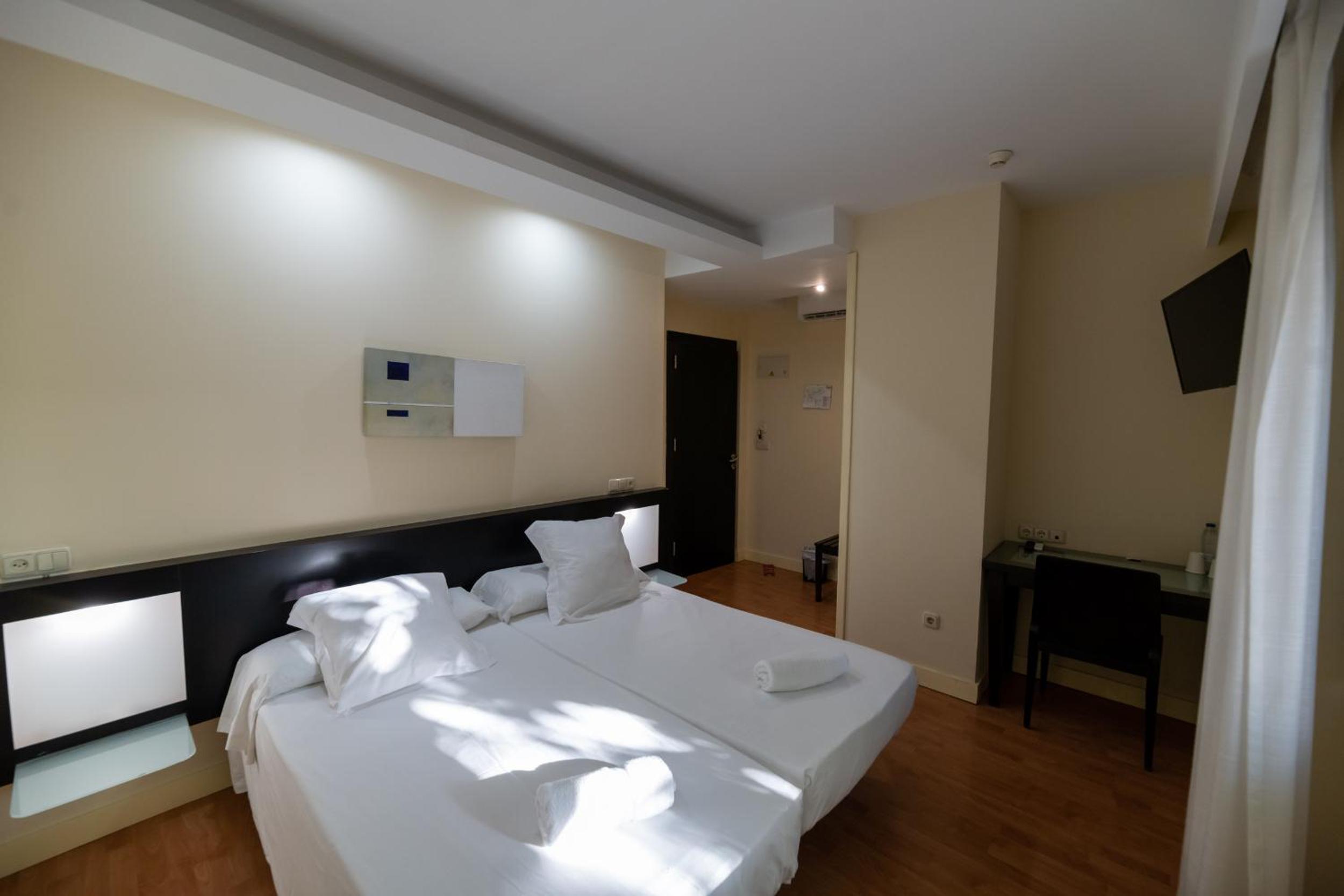 Standard Double or Twin Room - Photo 15