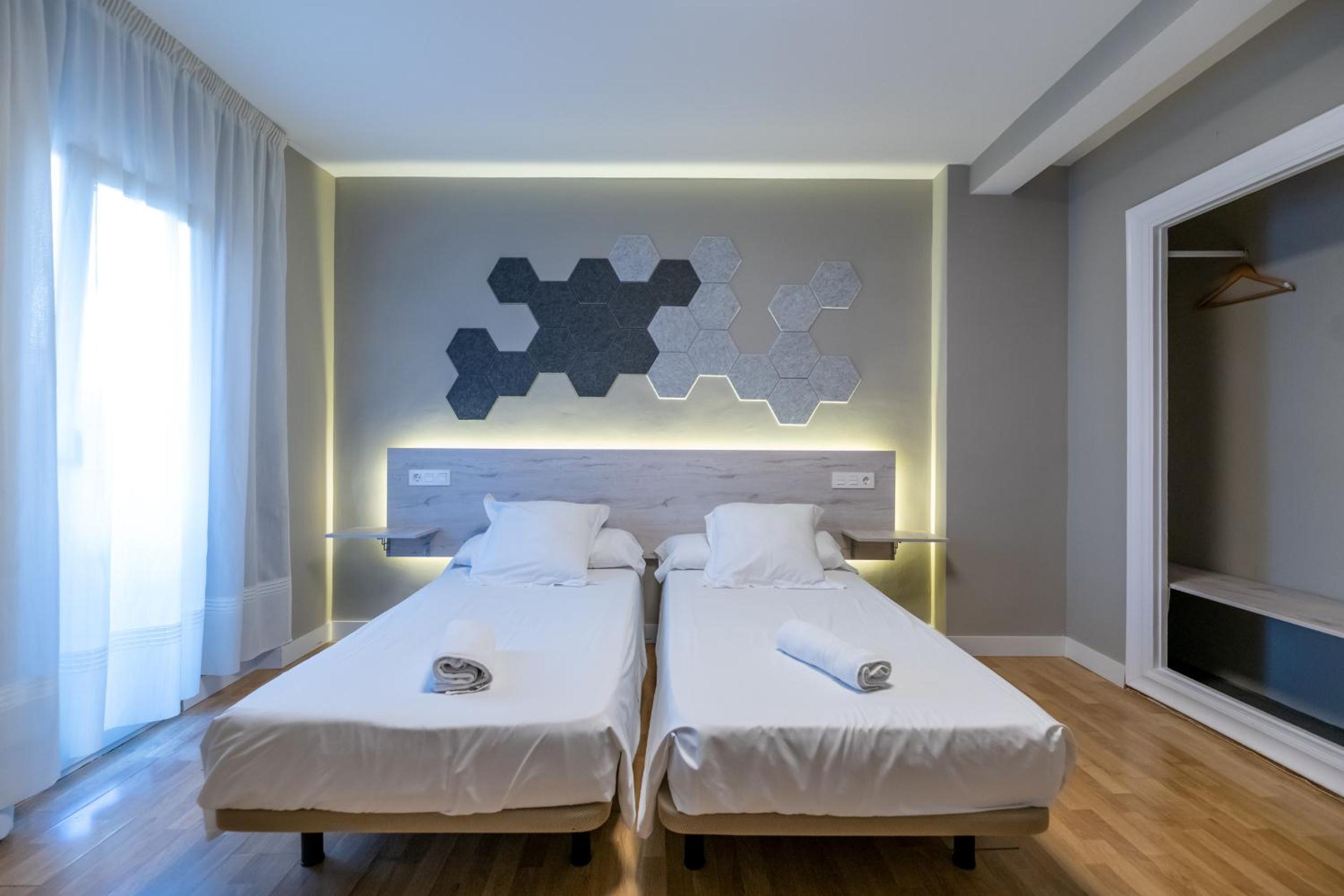Standard Double or Twin Room - Photo 16