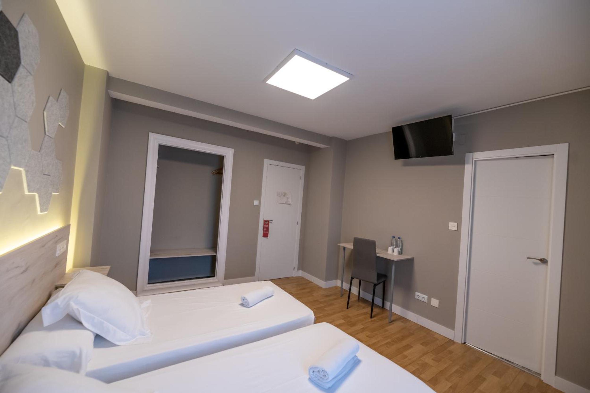 Standard Double or Twin Room - Photo 2