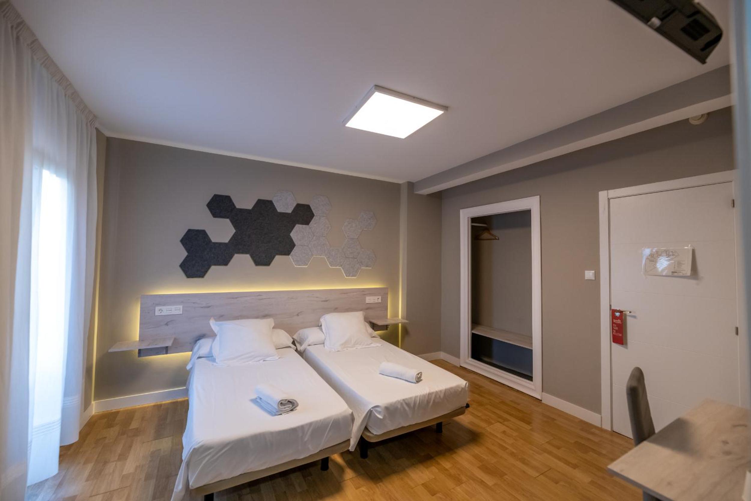 Standard Double or Twin Room - Photo 11