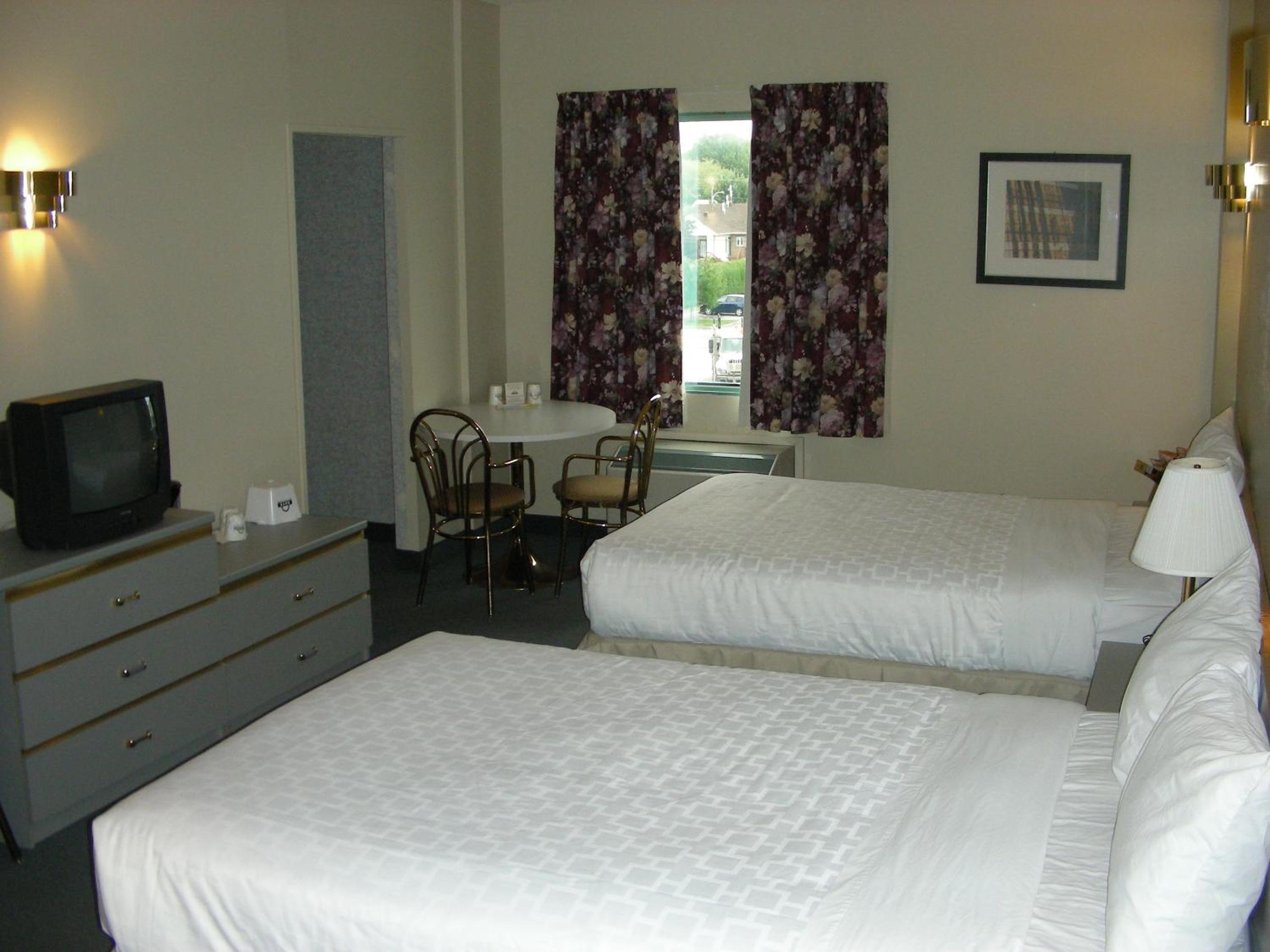 Family Room - Photo 2