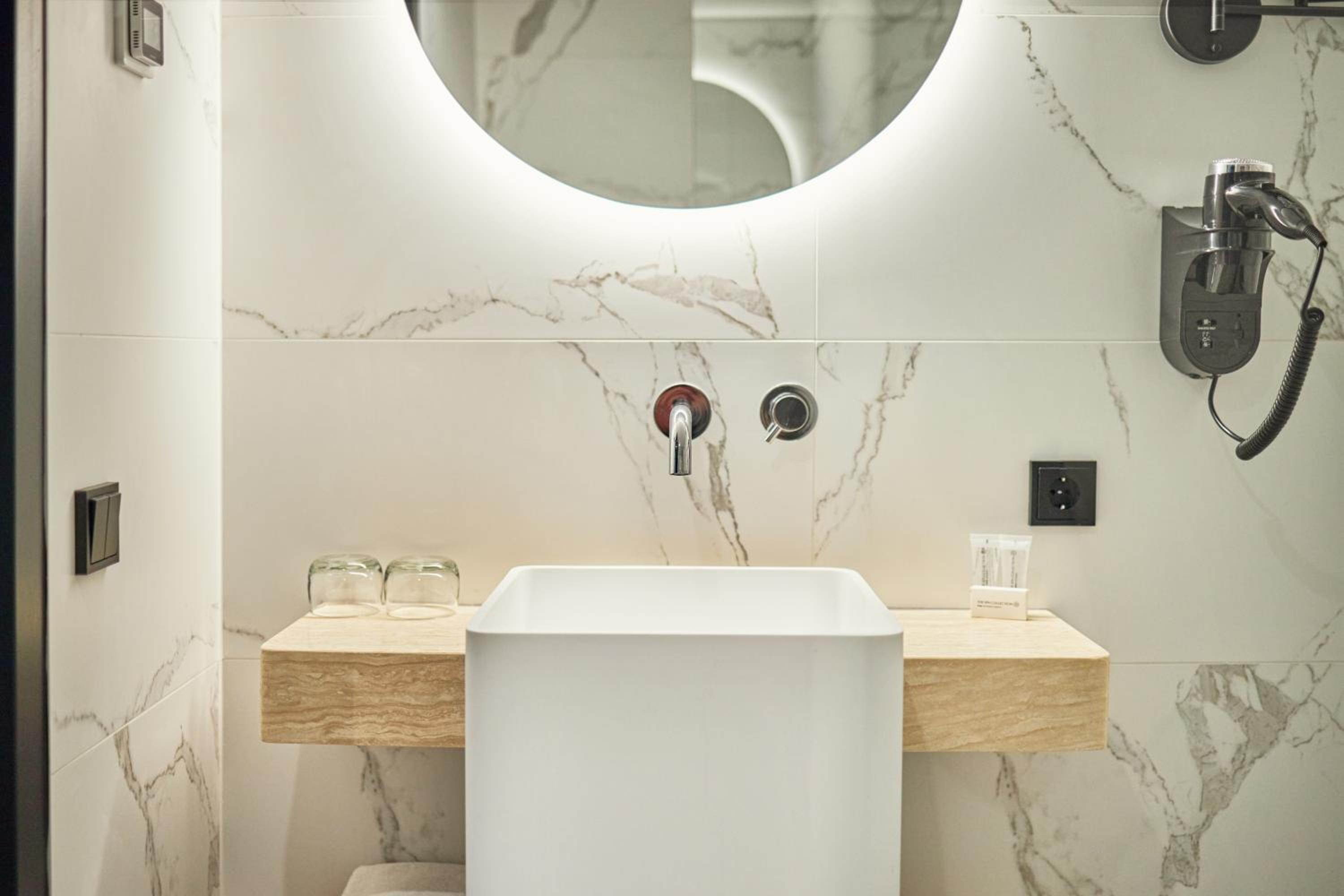 Deluxe Double Room with Shower - Photo 7
