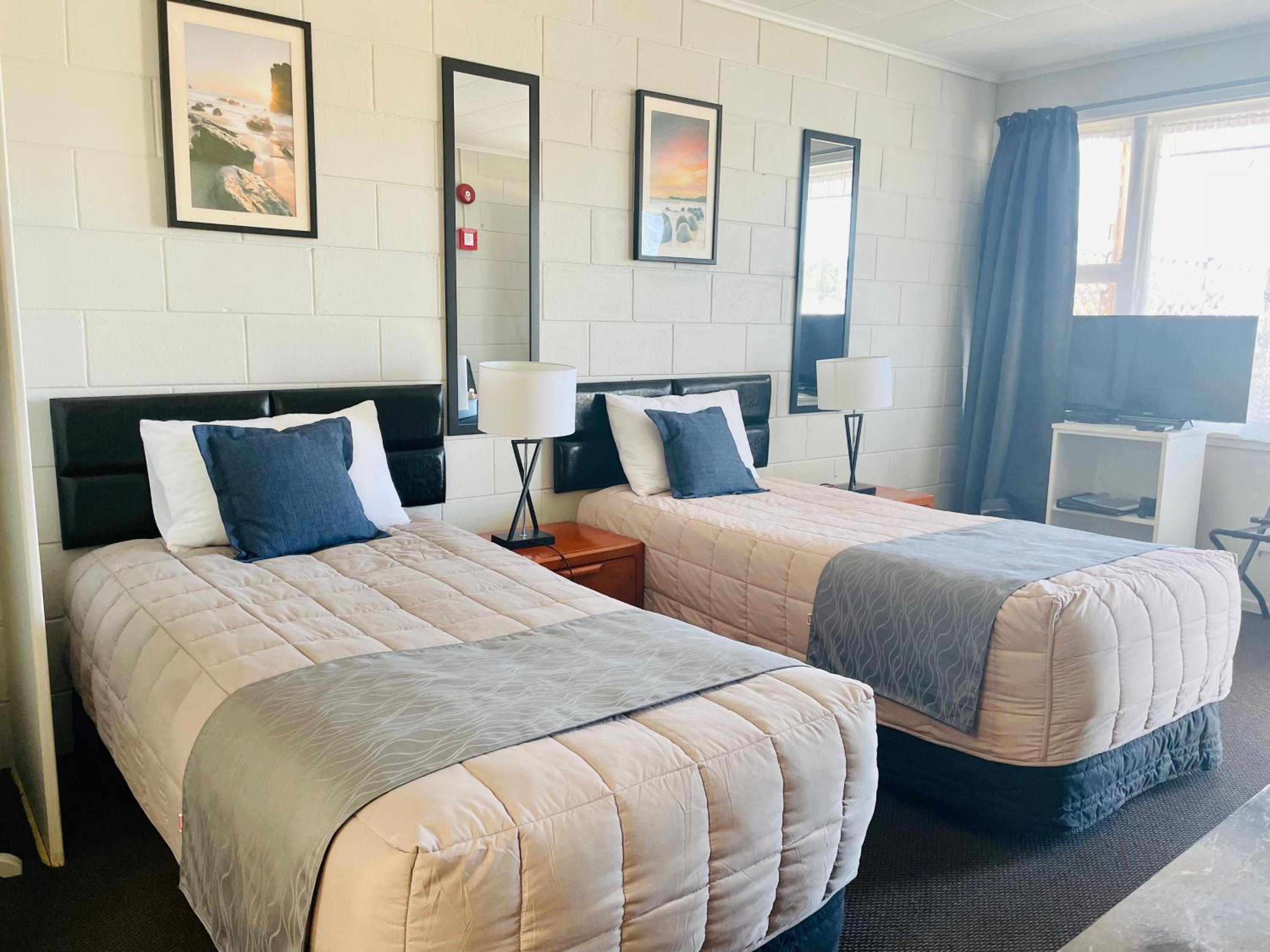 Standard Twin Room - Photo 3