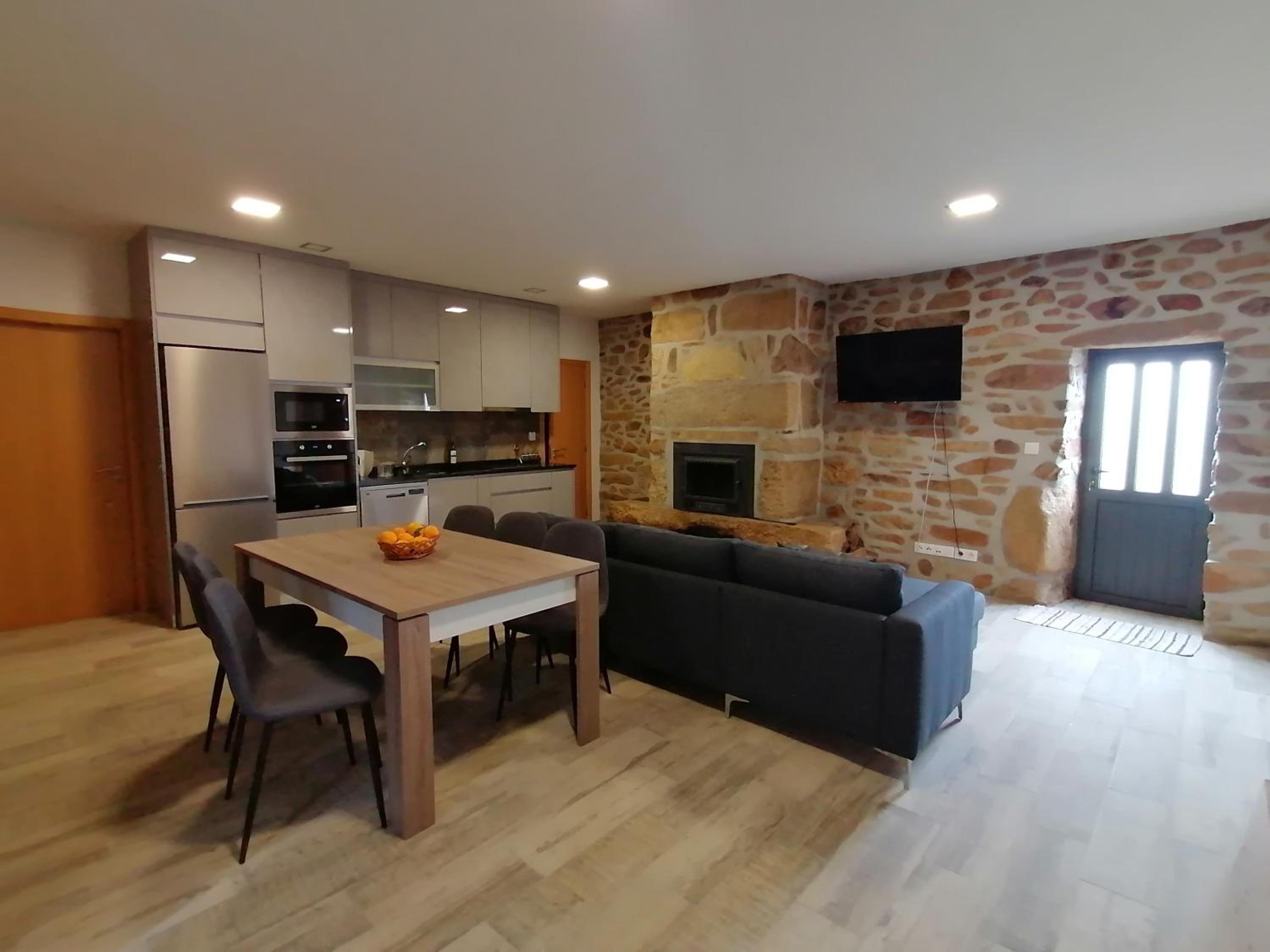 Two-Bedroom House - Photo 2