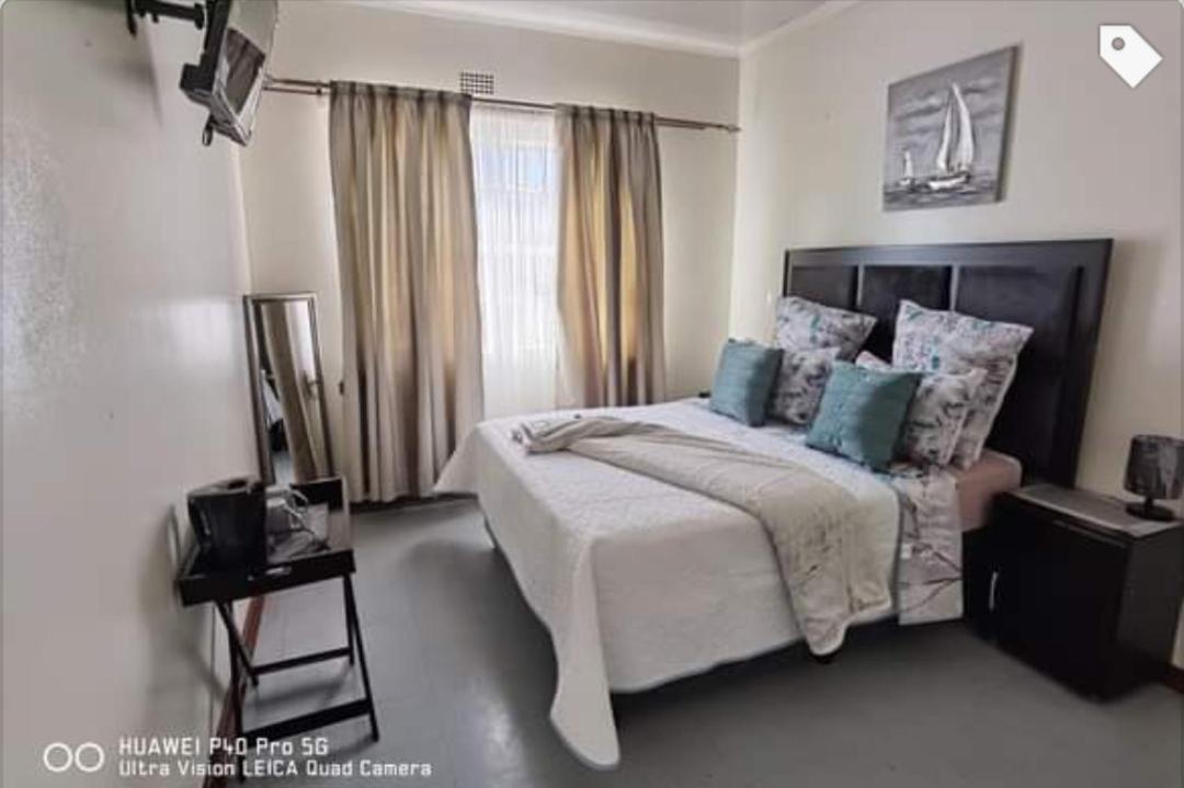 Deluxe Queen Room - Photo 7