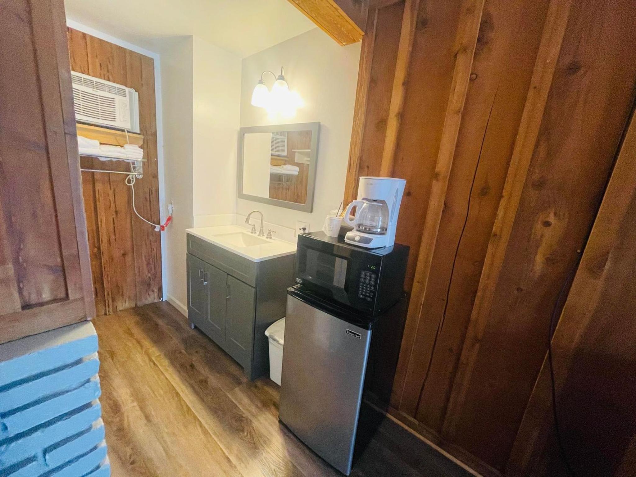Budget Double Room - Photo 9