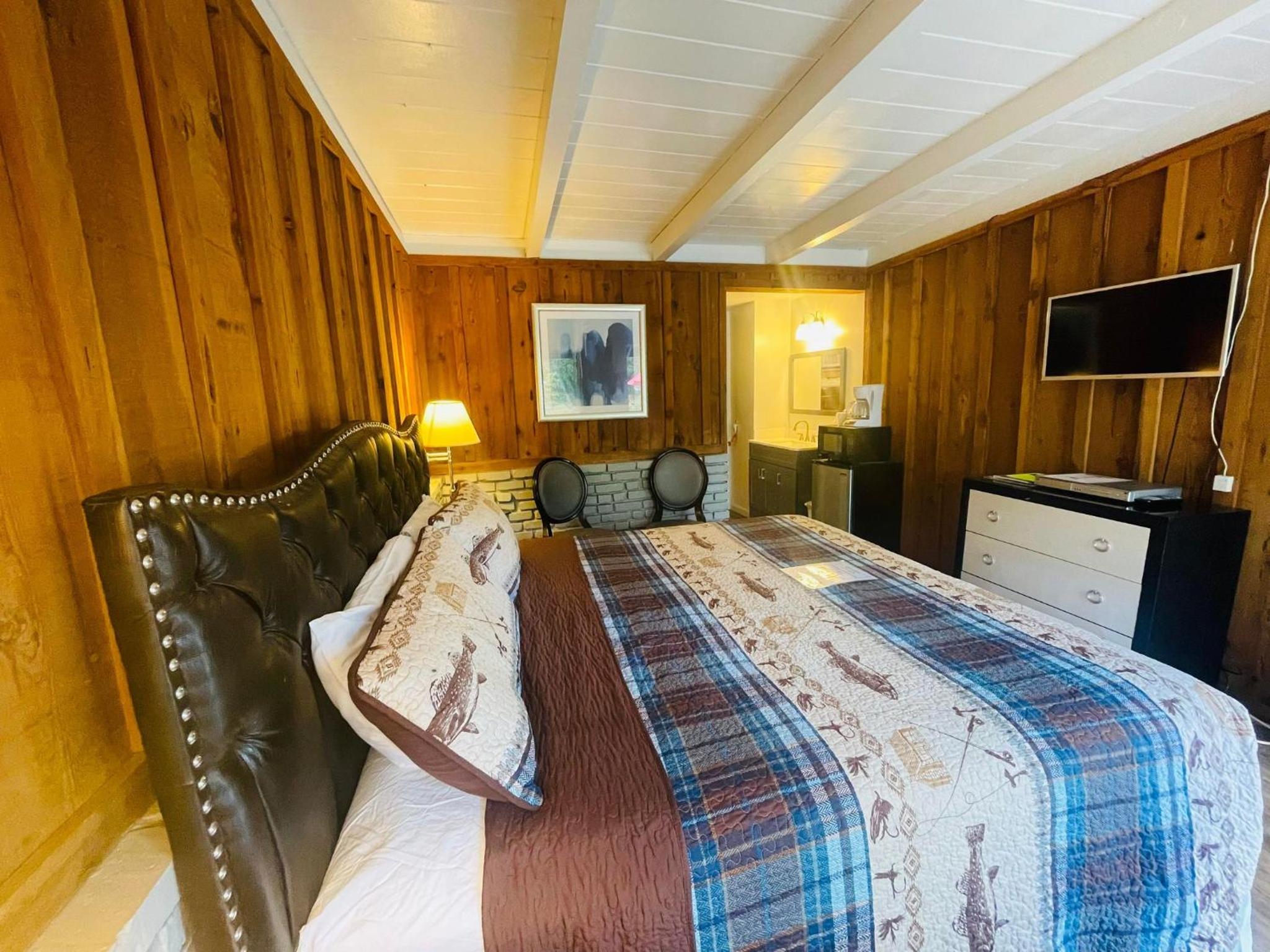 Budget Double Room - Photo 16