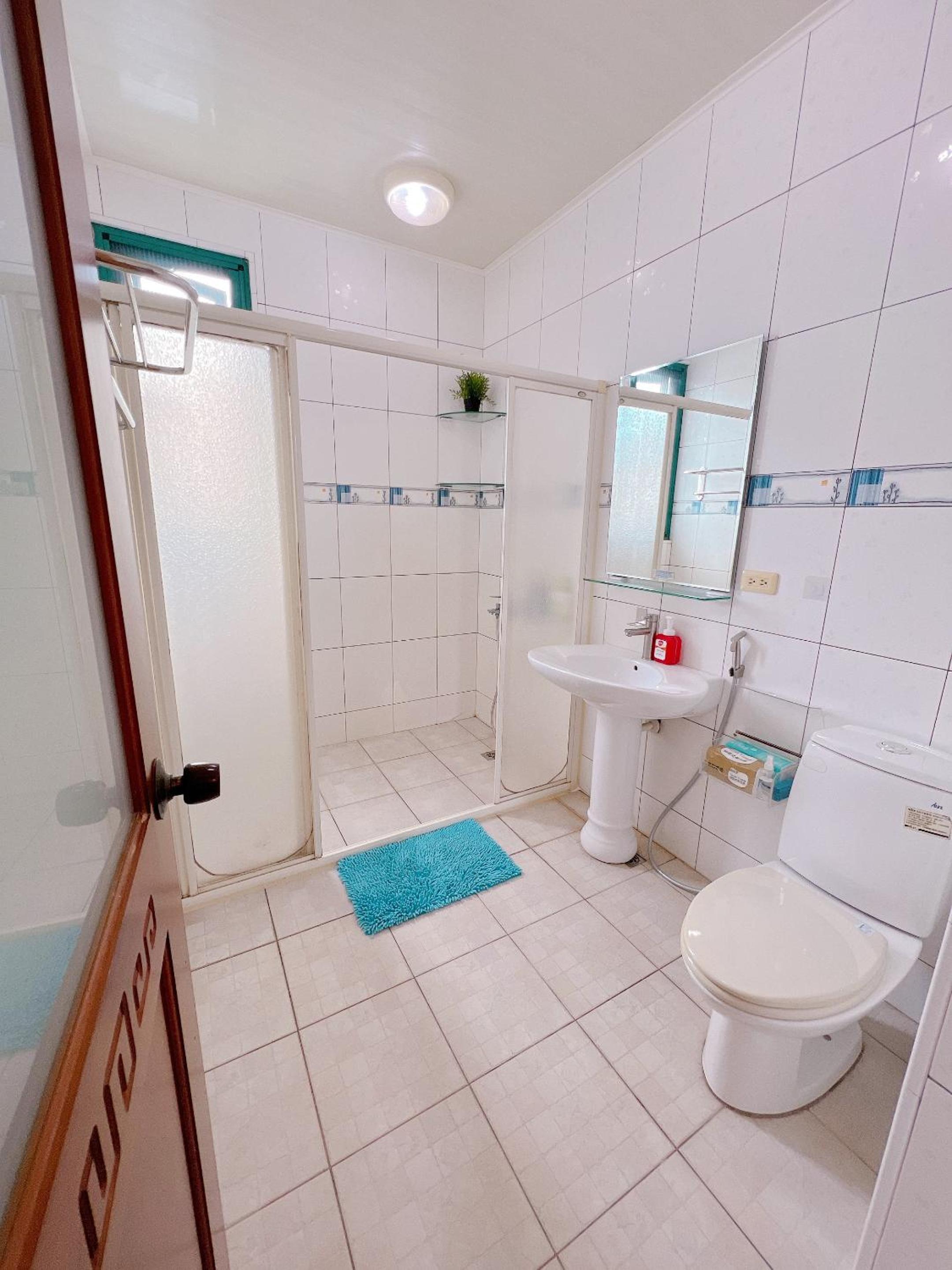 Queen Room with Shared Bathroom photo 2
