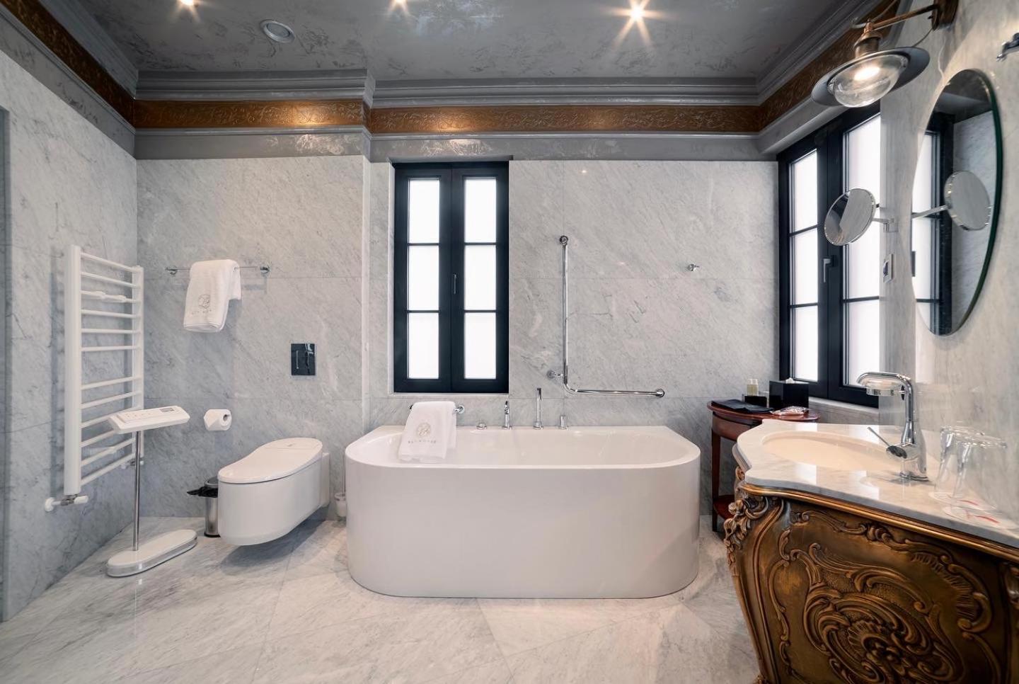 King Suite - Photo 3