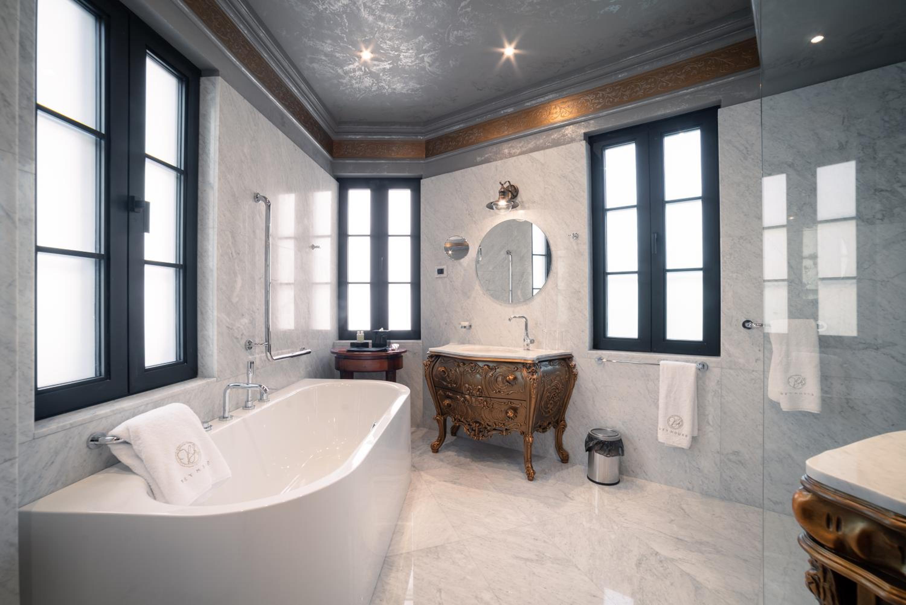 King Suite - Photo 2