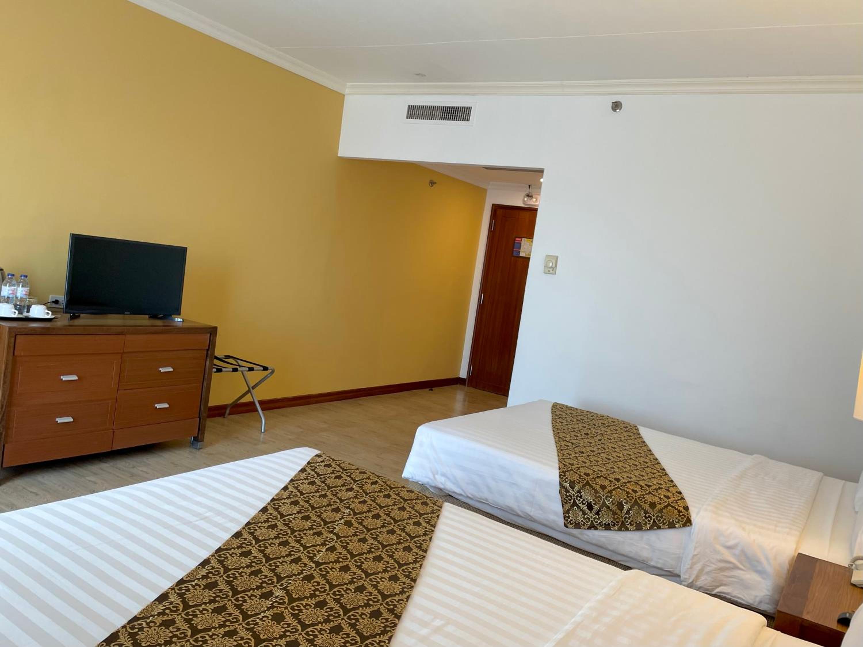Business Double Room with Two Double Beds - Non-Smoking - Photo 3