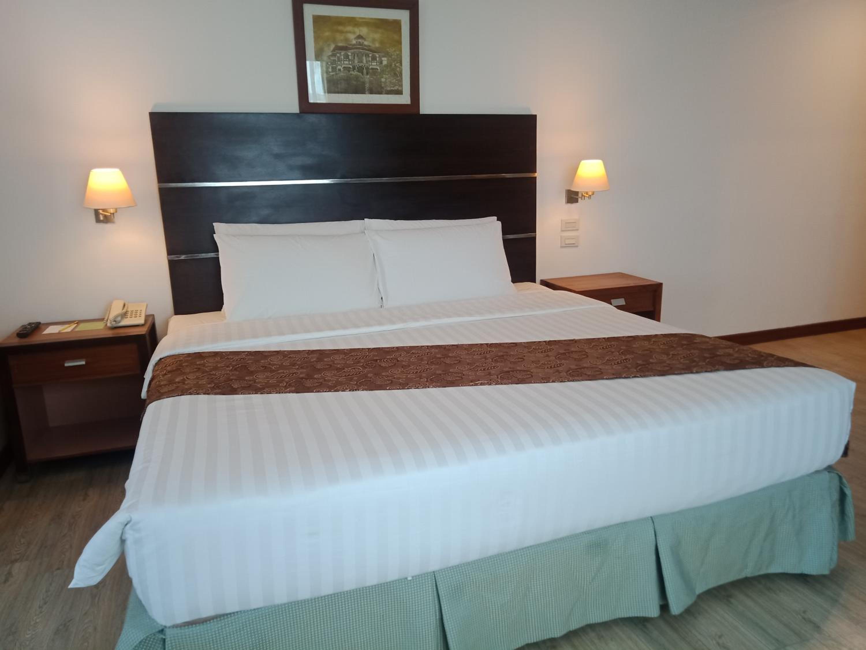 Suite with King Bed - Non-Smoking - Photo 3