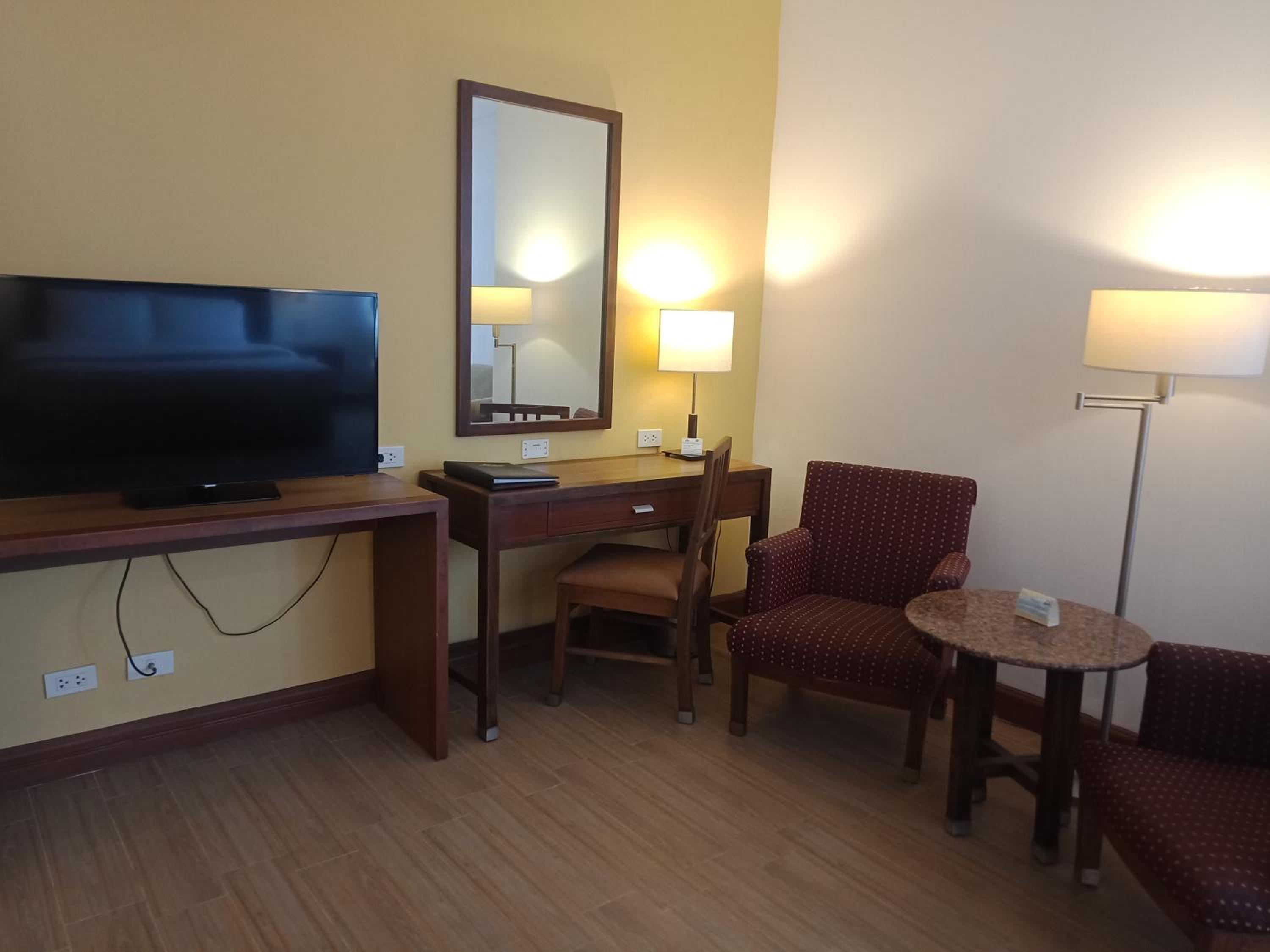 King Suite - Non-Smoking - Photo 3