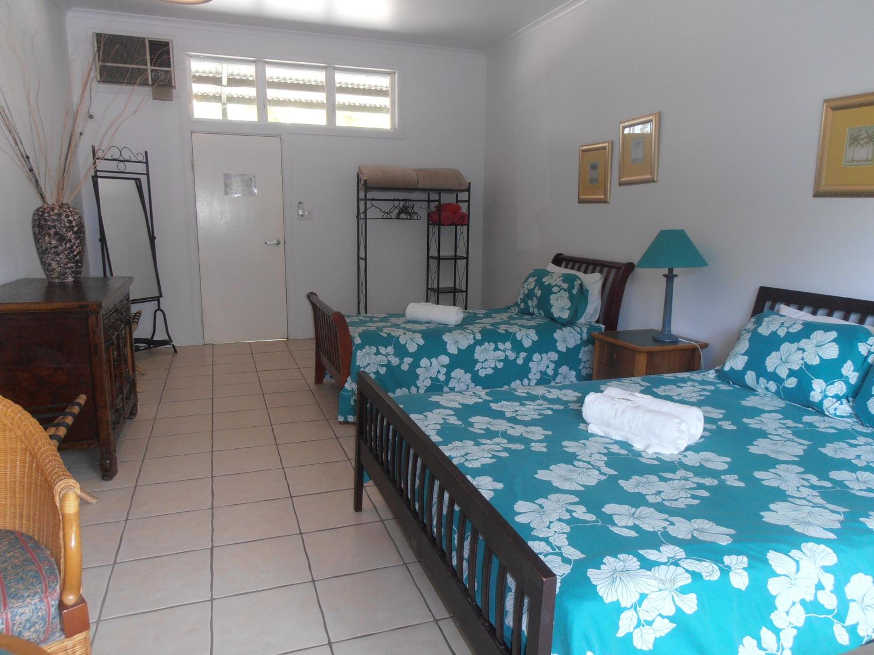 Kingfisher Room with Pool View and Shared Bathroom Facilities photo 2