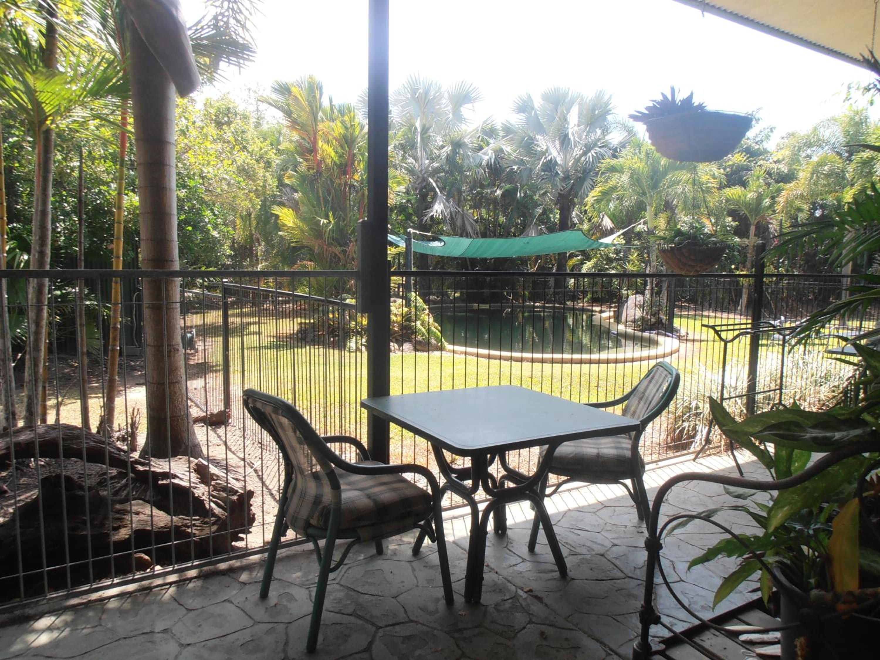Kingfisher Room with Pool View and Shared Bathroom Facilities photo 3
