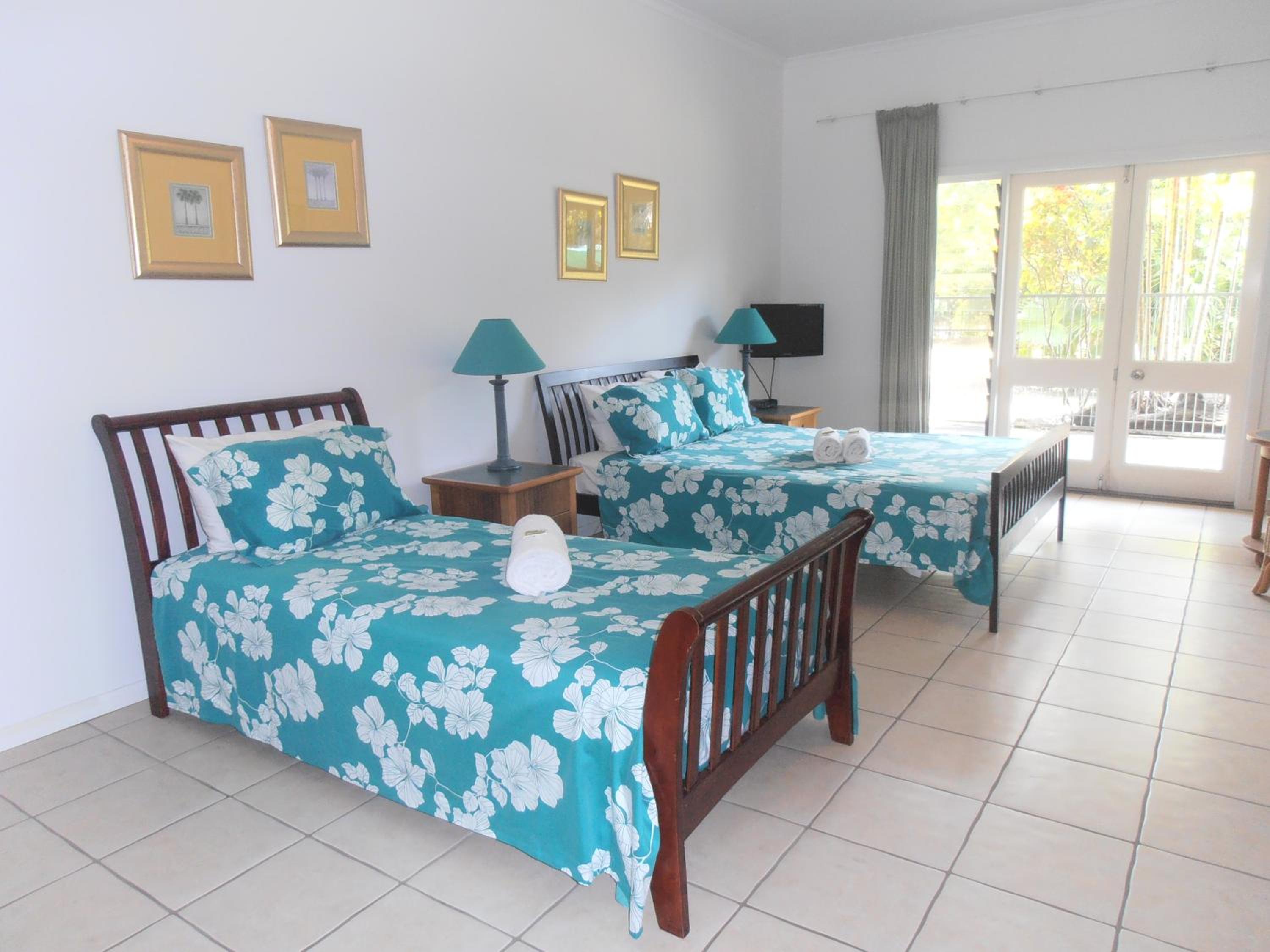 Kingfisher Room with Pool View and Shared Bathroom Facilities photo 1