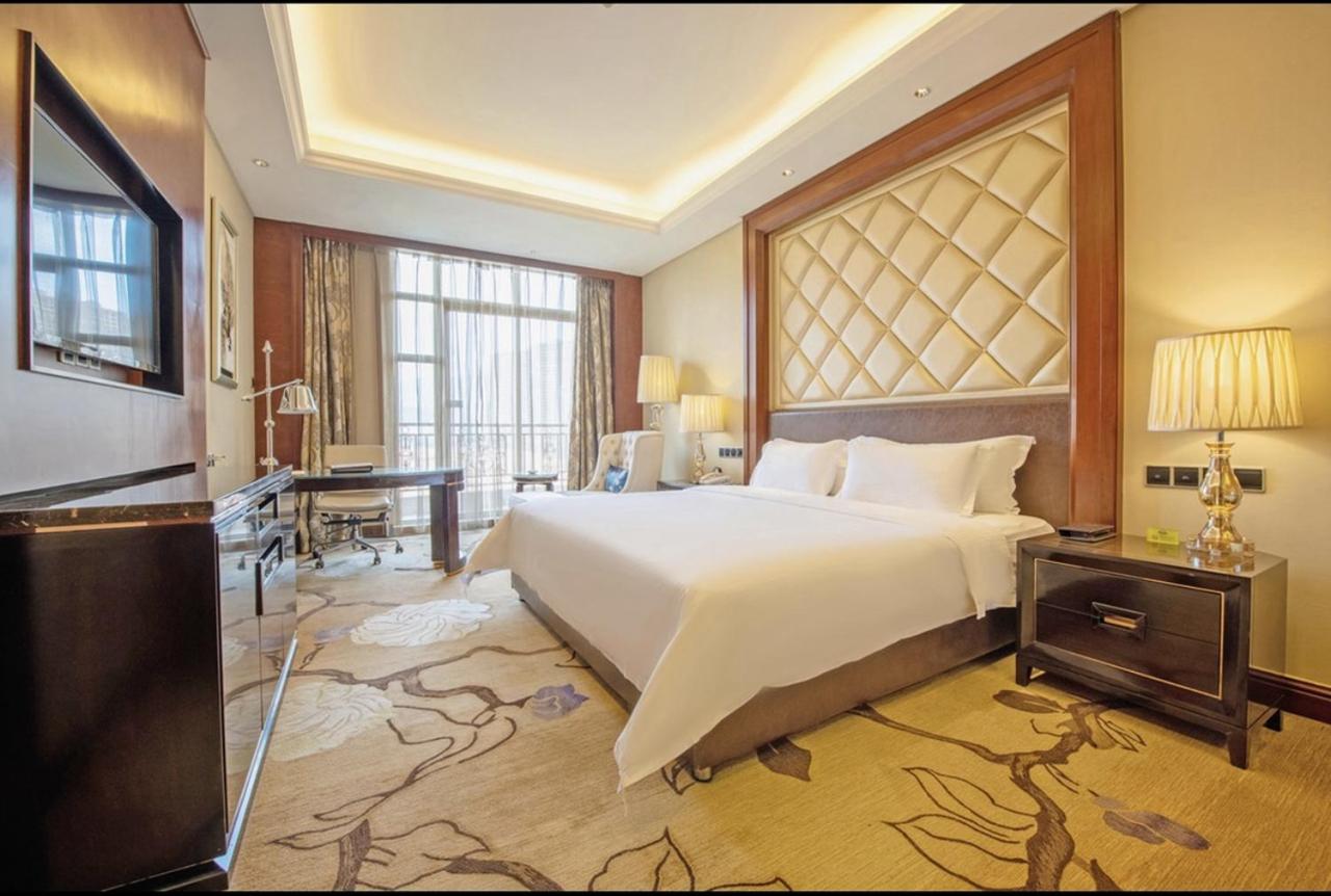 Deluxe King Room with Lake View, Non-Smoking photo 3