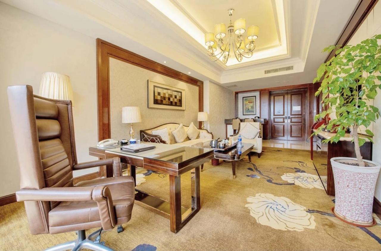 Deluxe King Suite with Garden View, Non-Smoking photo 2