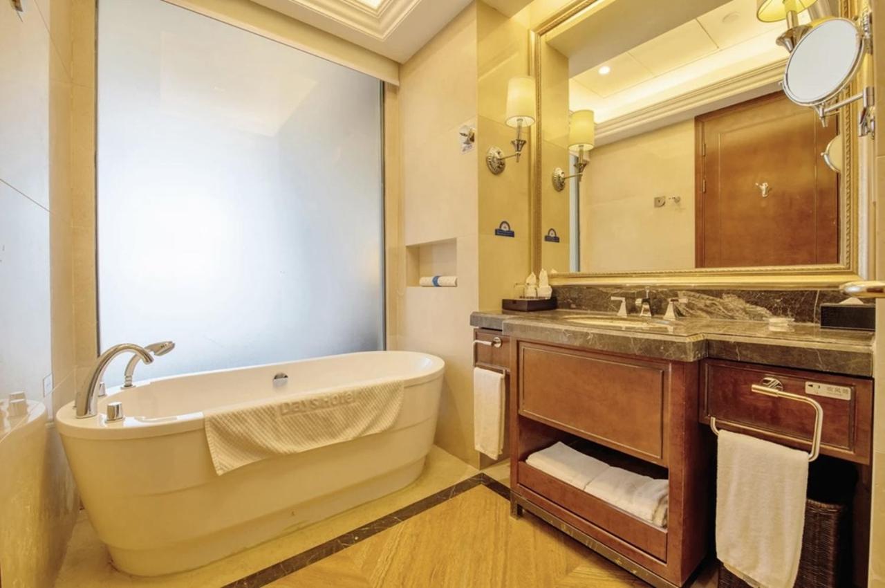 Deluxe King Room with Garden View, Non-Smoking photo 2