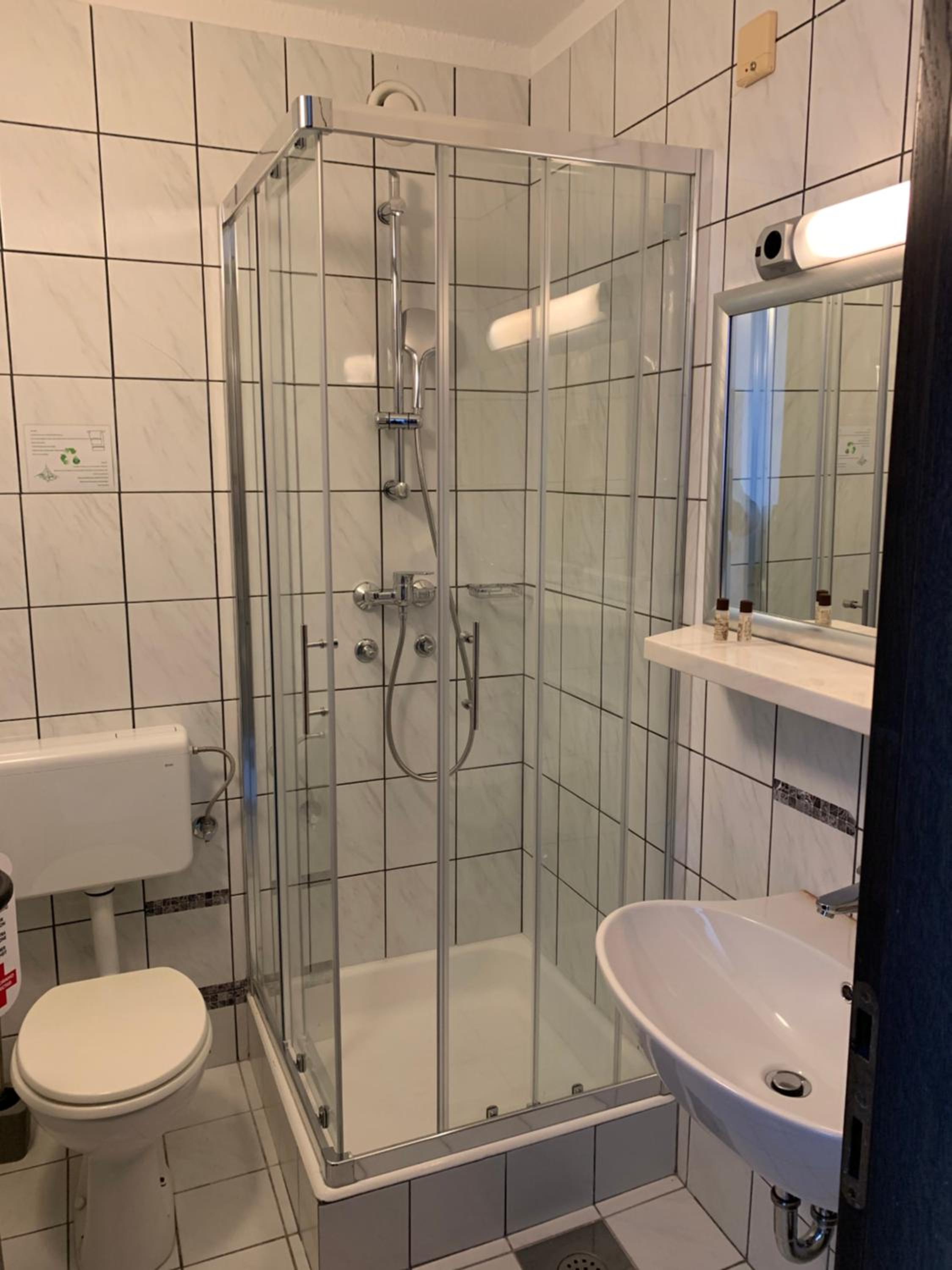 Double or Twin Room - Photo 6
