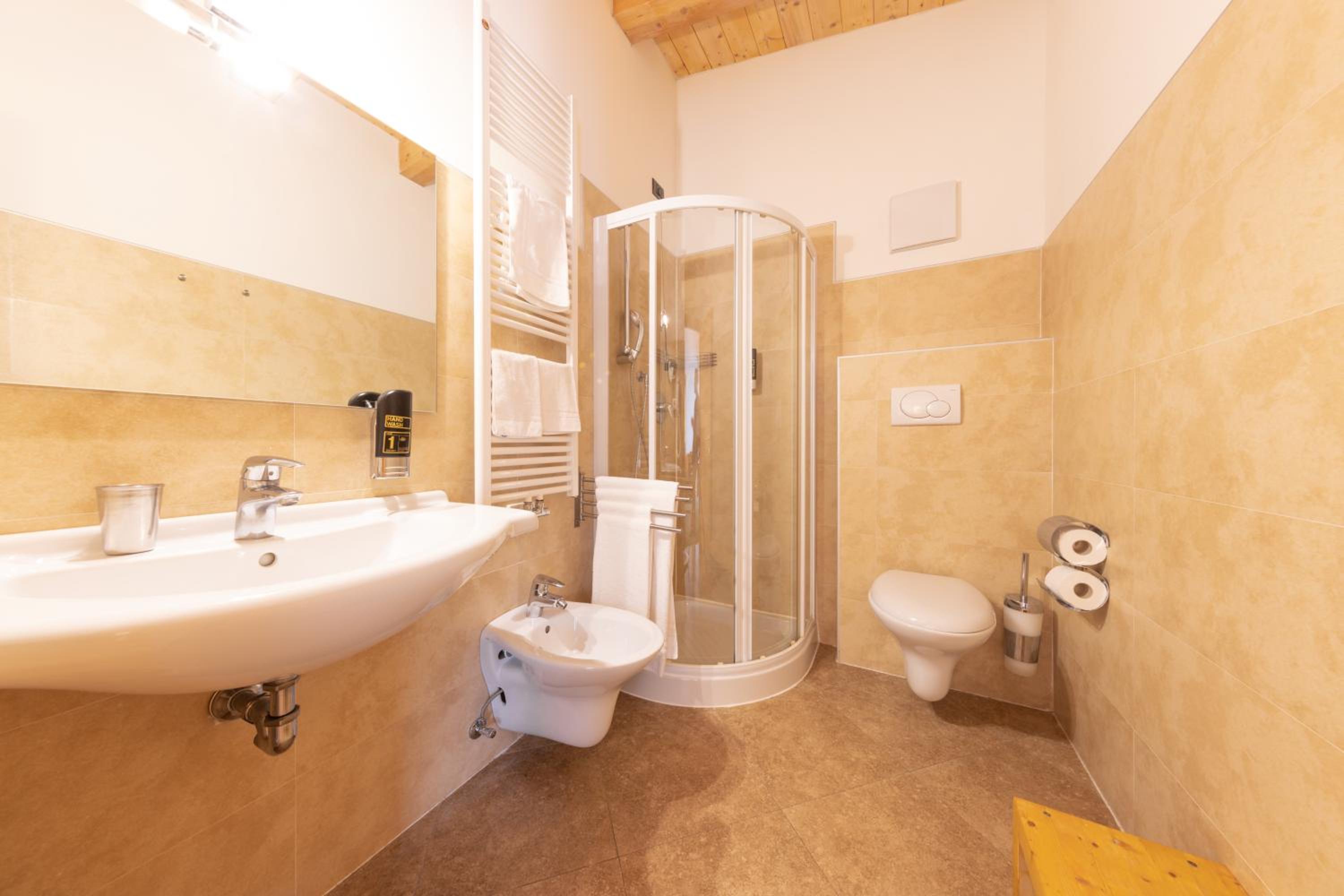 Double or Twin Room with Spa Access - Photo 7