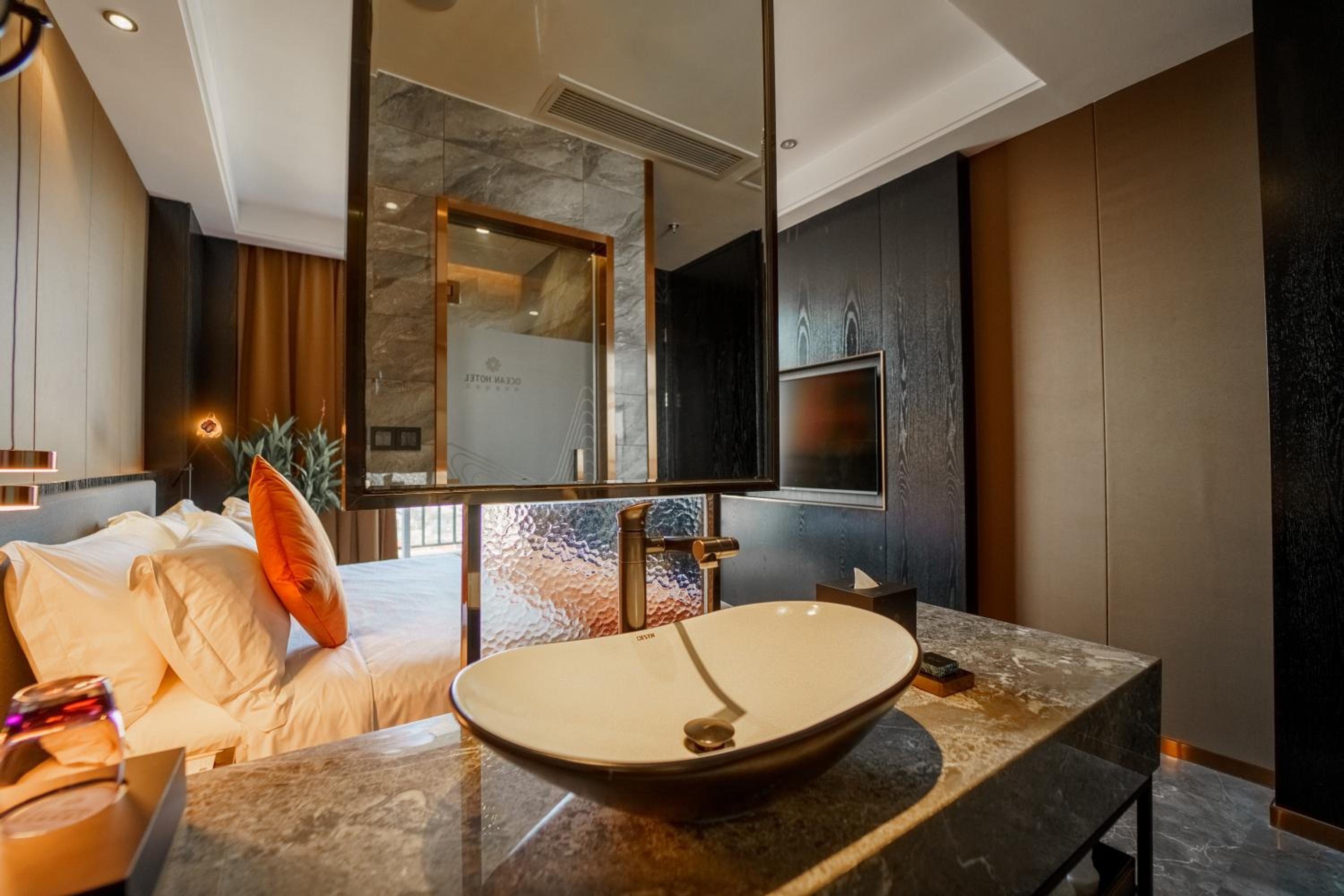 Deluxe King Room - Photo 11