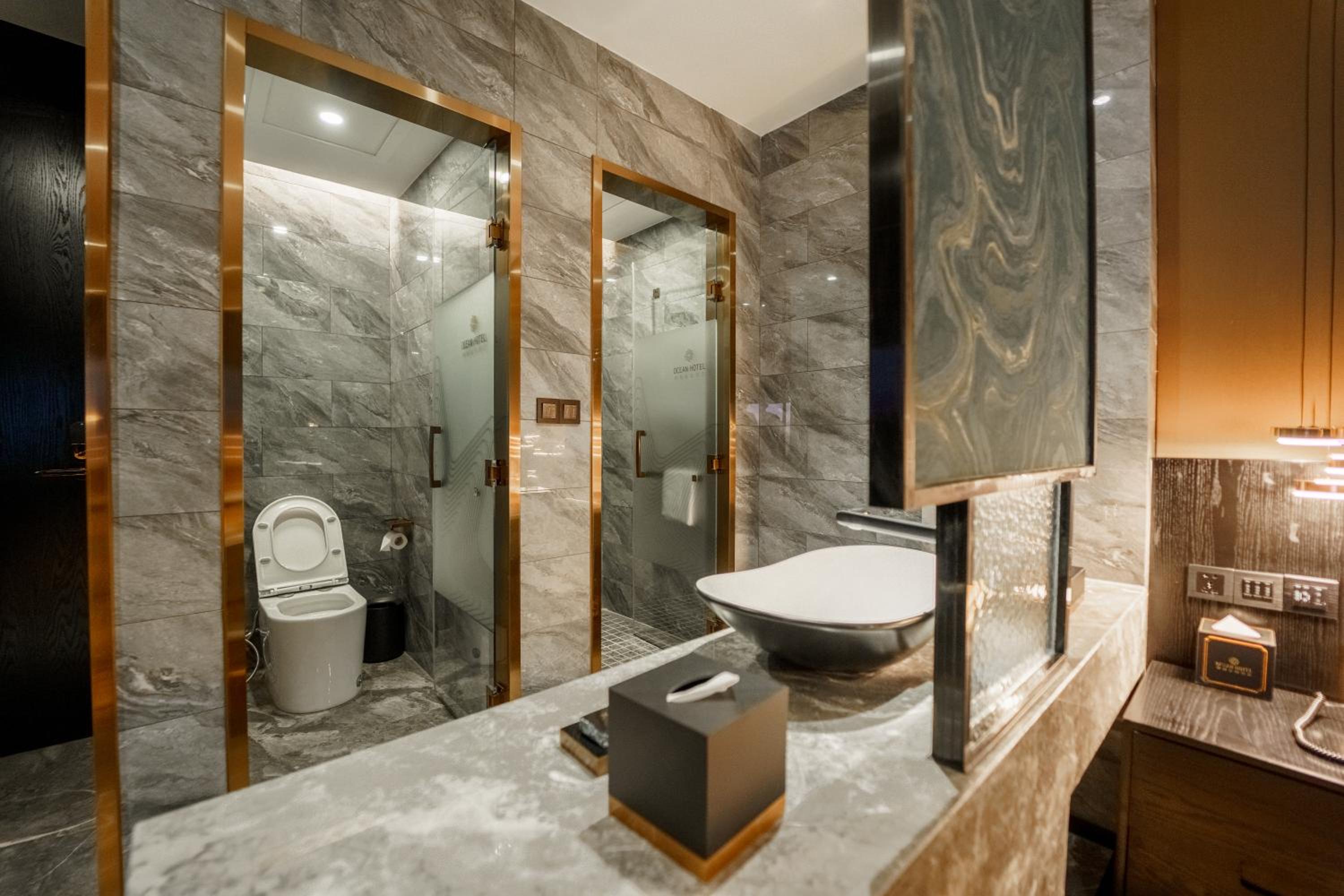 Deluxe King Room - Photo 15