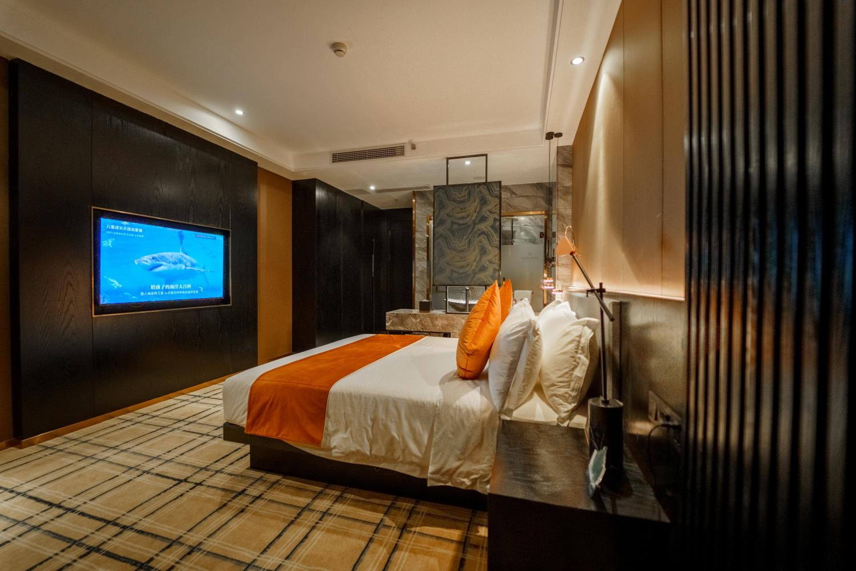 Deluxe King Room - Photo 7